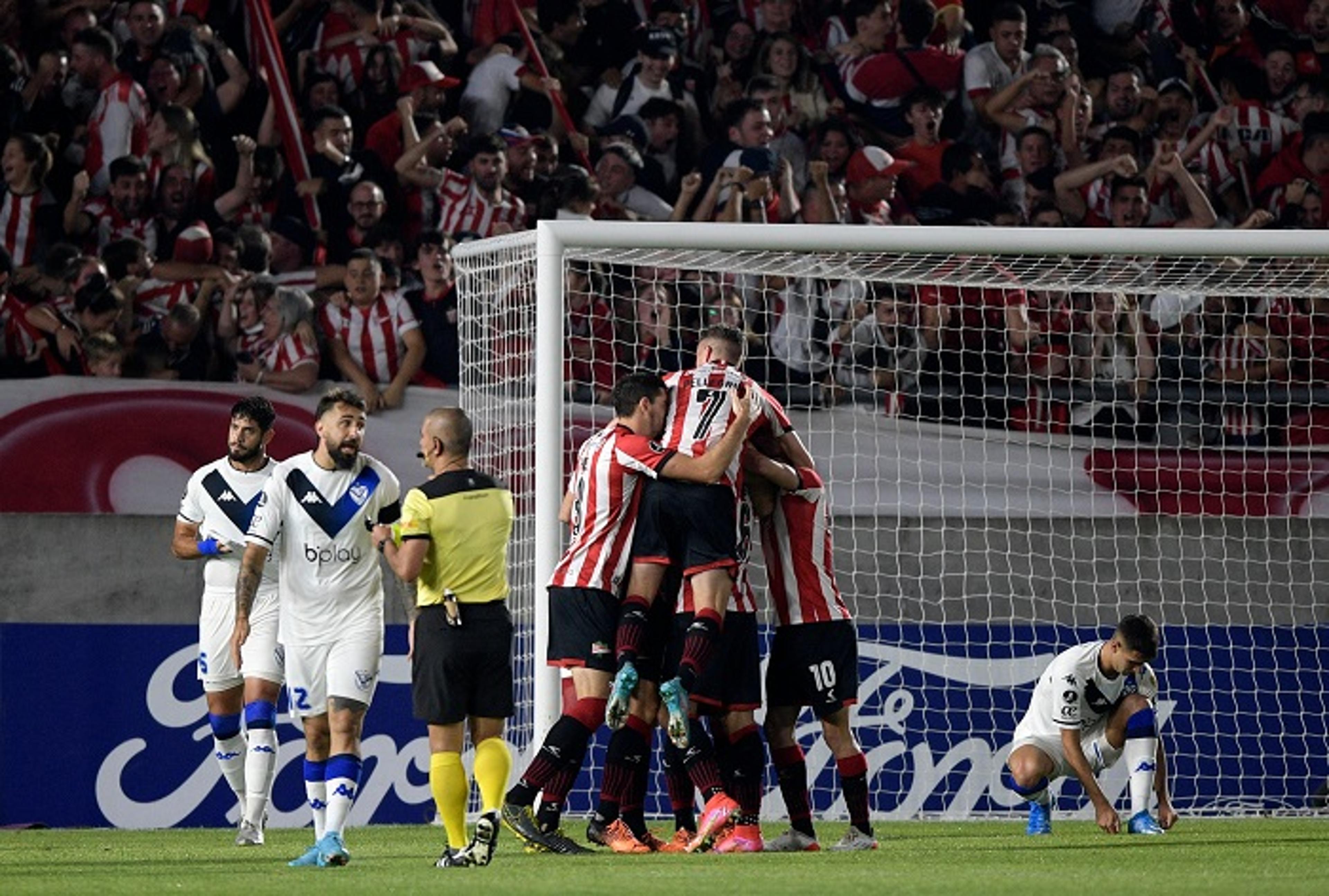 Em duelo argentino, Estudiantes goleia o Vélez Sarsfield pela Libertadores