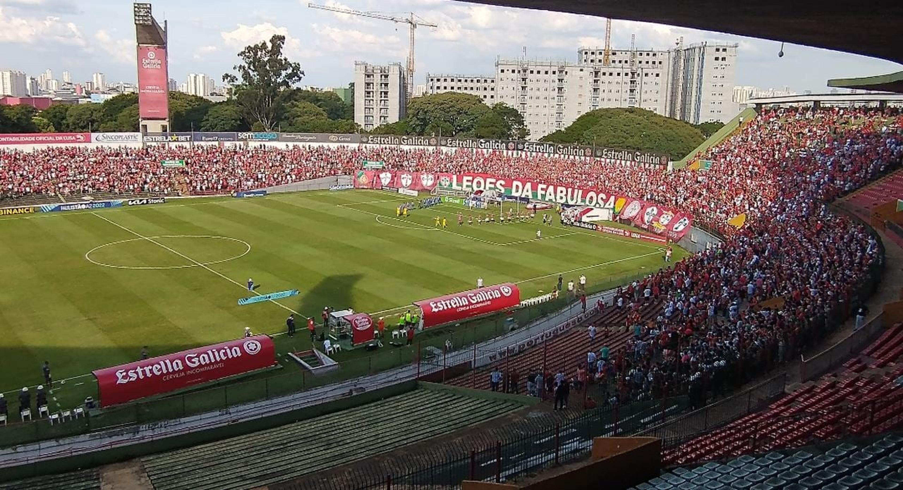 Com muita festa, torcida da Portuguesa lota o Canindé para possível jogo de acesso