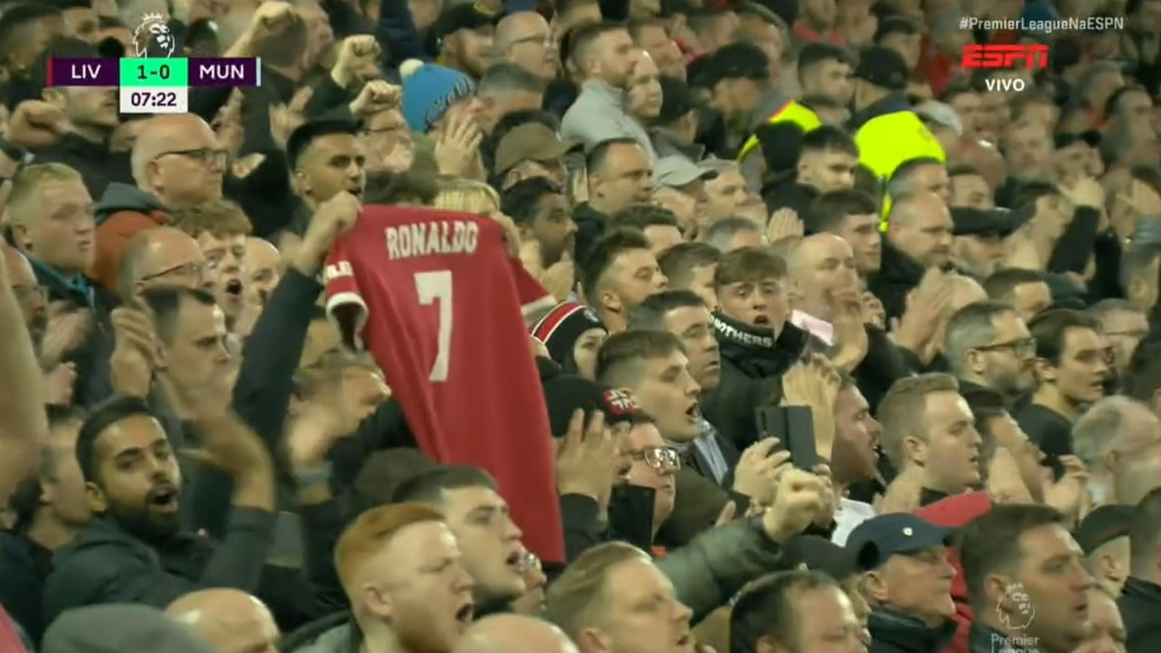 Torcida do Liverpool presta homenagem a Cristiano Ronaldo em clássico com o Manchester United