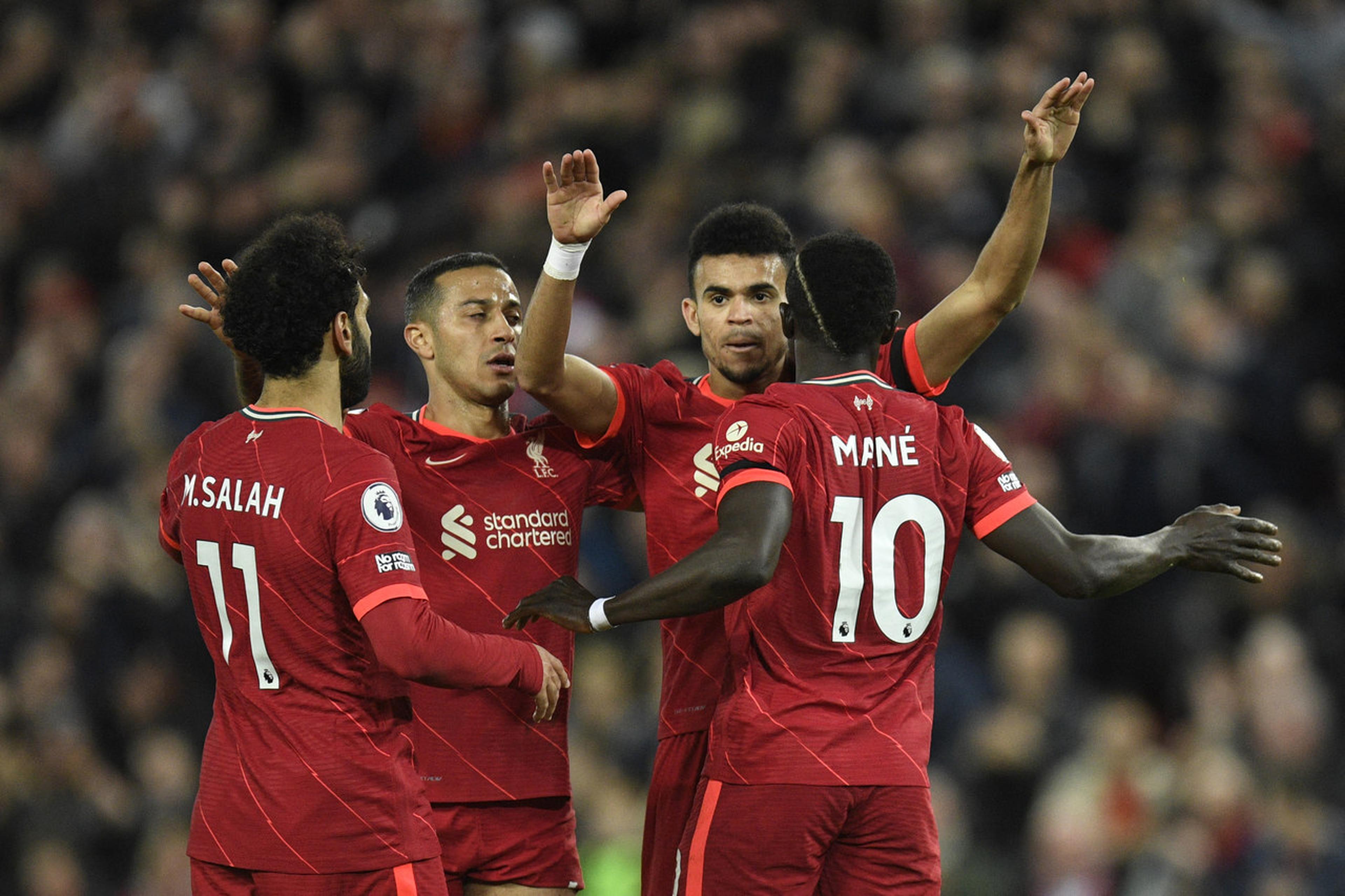 Trio de ataque vai bem em clássico e Liverpool goleia o Manchester United para dormir na liderança do Inglês