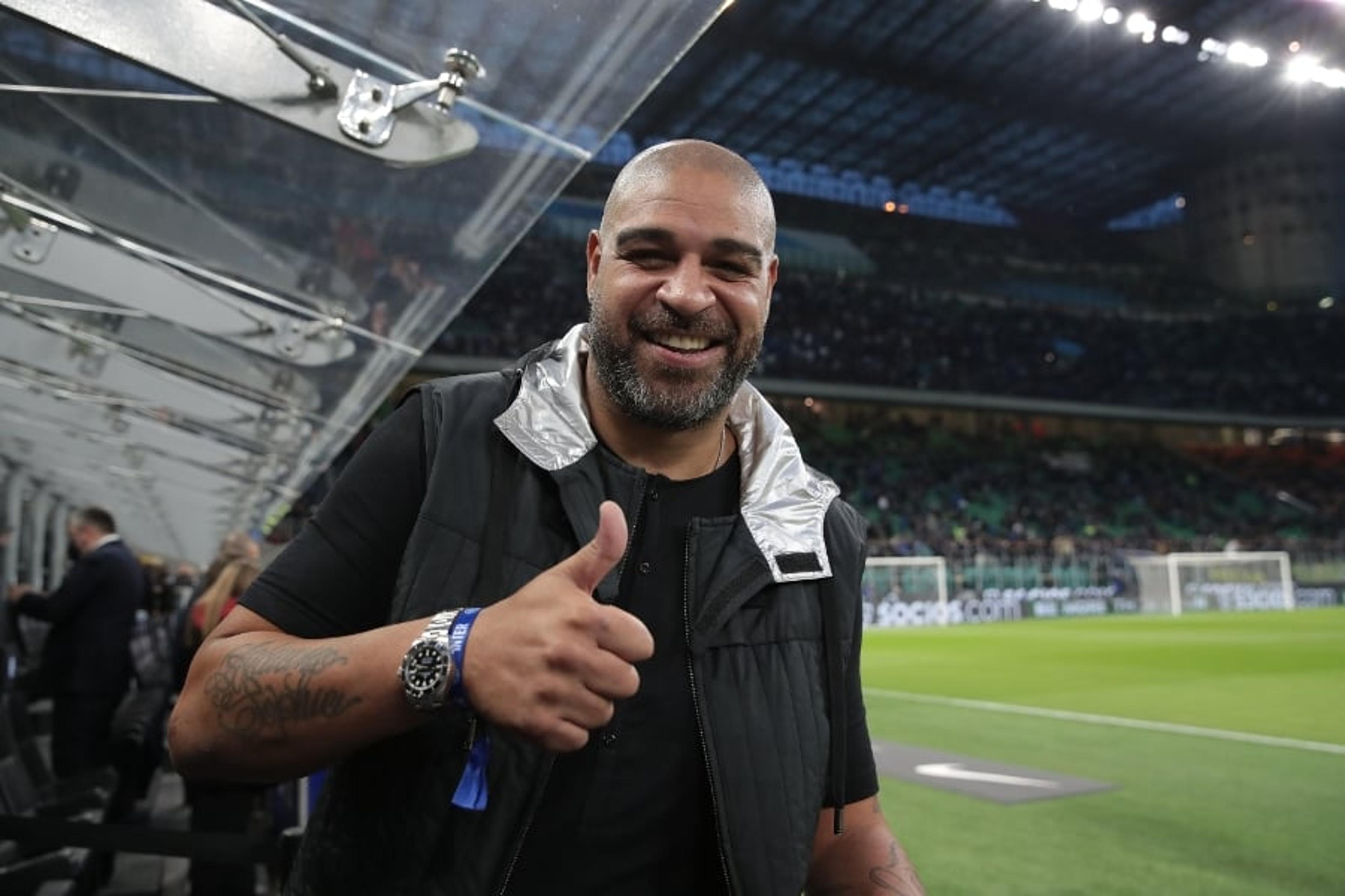 Adriano Imperador assiste à vitória da Inter de Milão sobre o Milan no San Siro e é ovacionado pela torcida