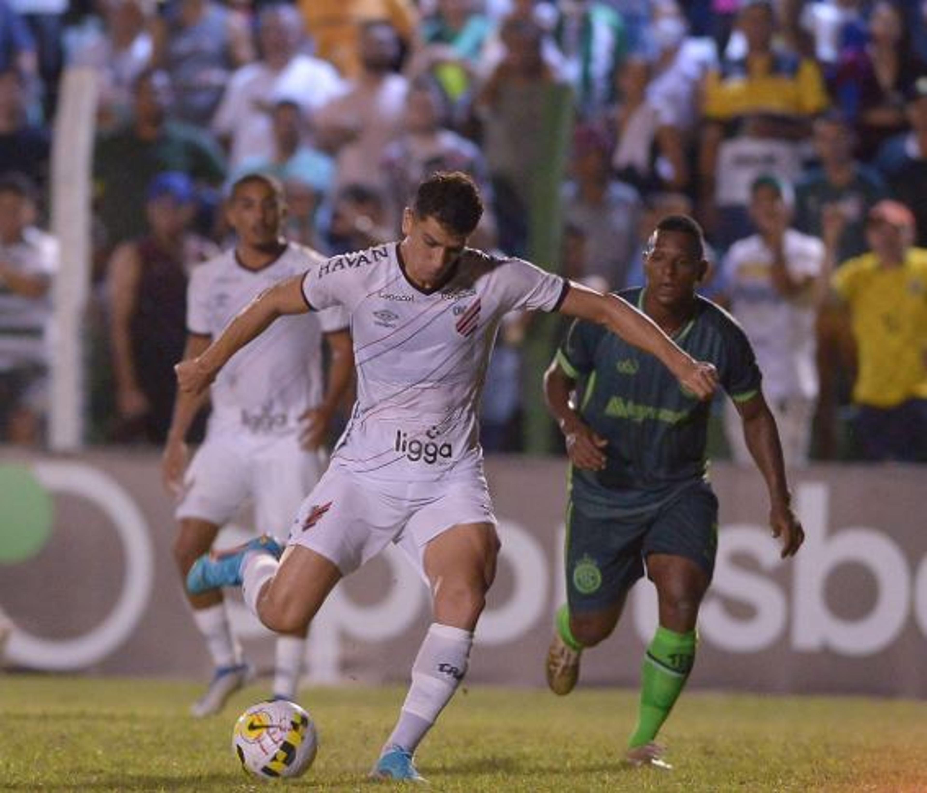 Fabio Carille vibra com desempenho do Athletico-PR em goleada na Copa do Brasil