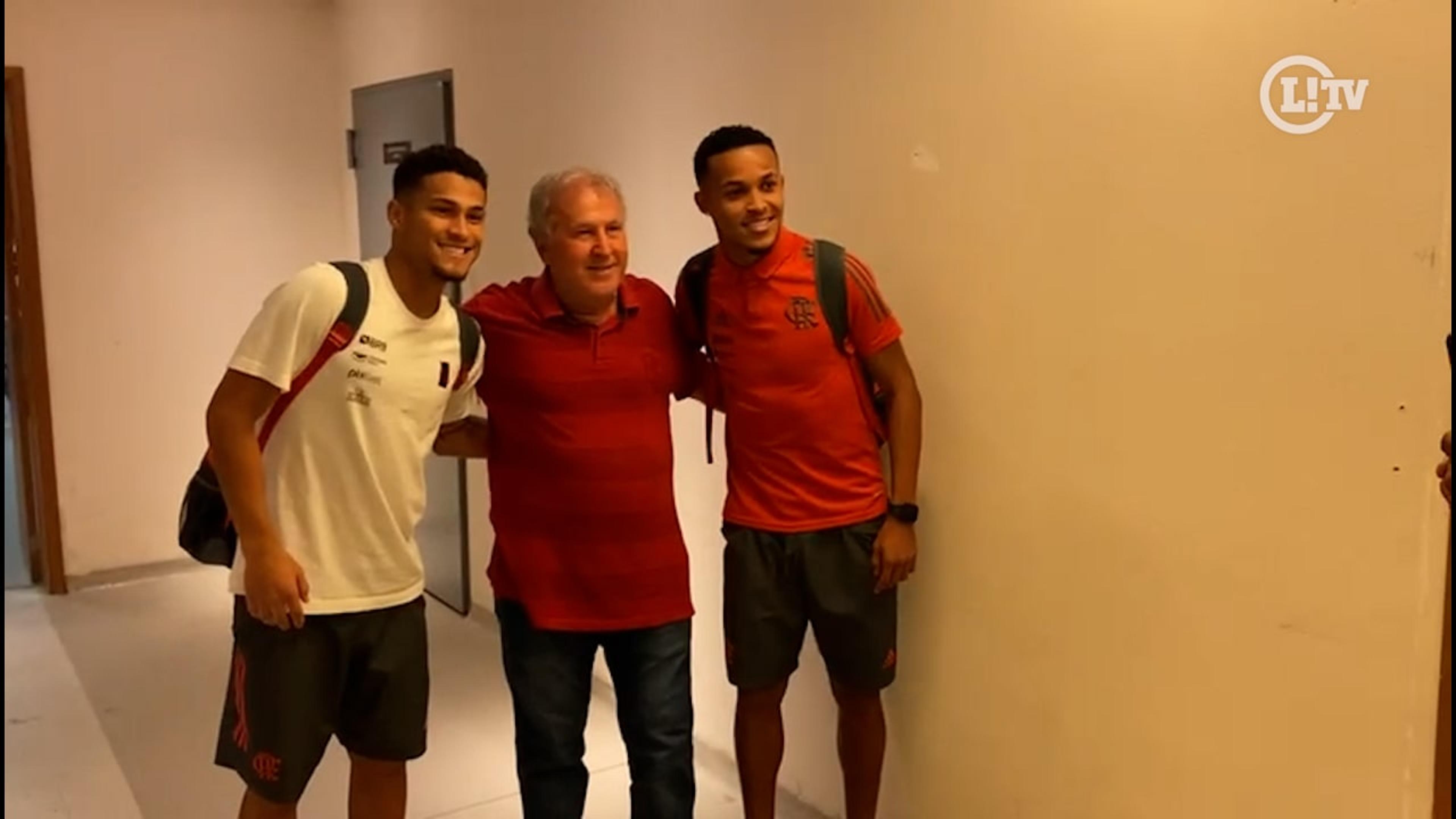 VÍDEO: João Gomes e Lázaro tietam Zico após jogo do Flamengo, e Galinho enaltece: ‘O nosso futuro!’