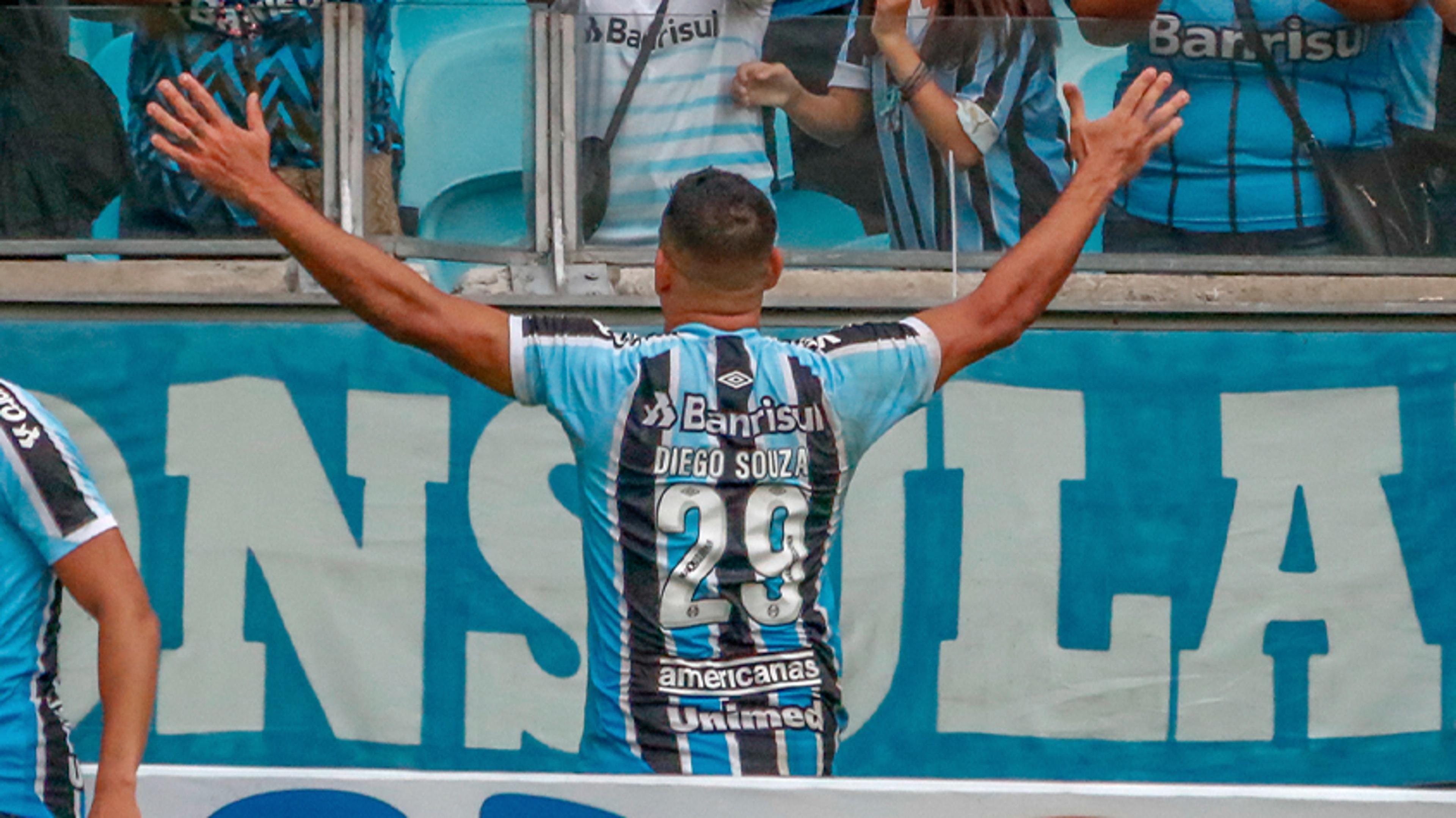 Diego Souza brilha com três gols, Grêmio derrota o Guarani e vence a primeira na Série B do Brasileirão