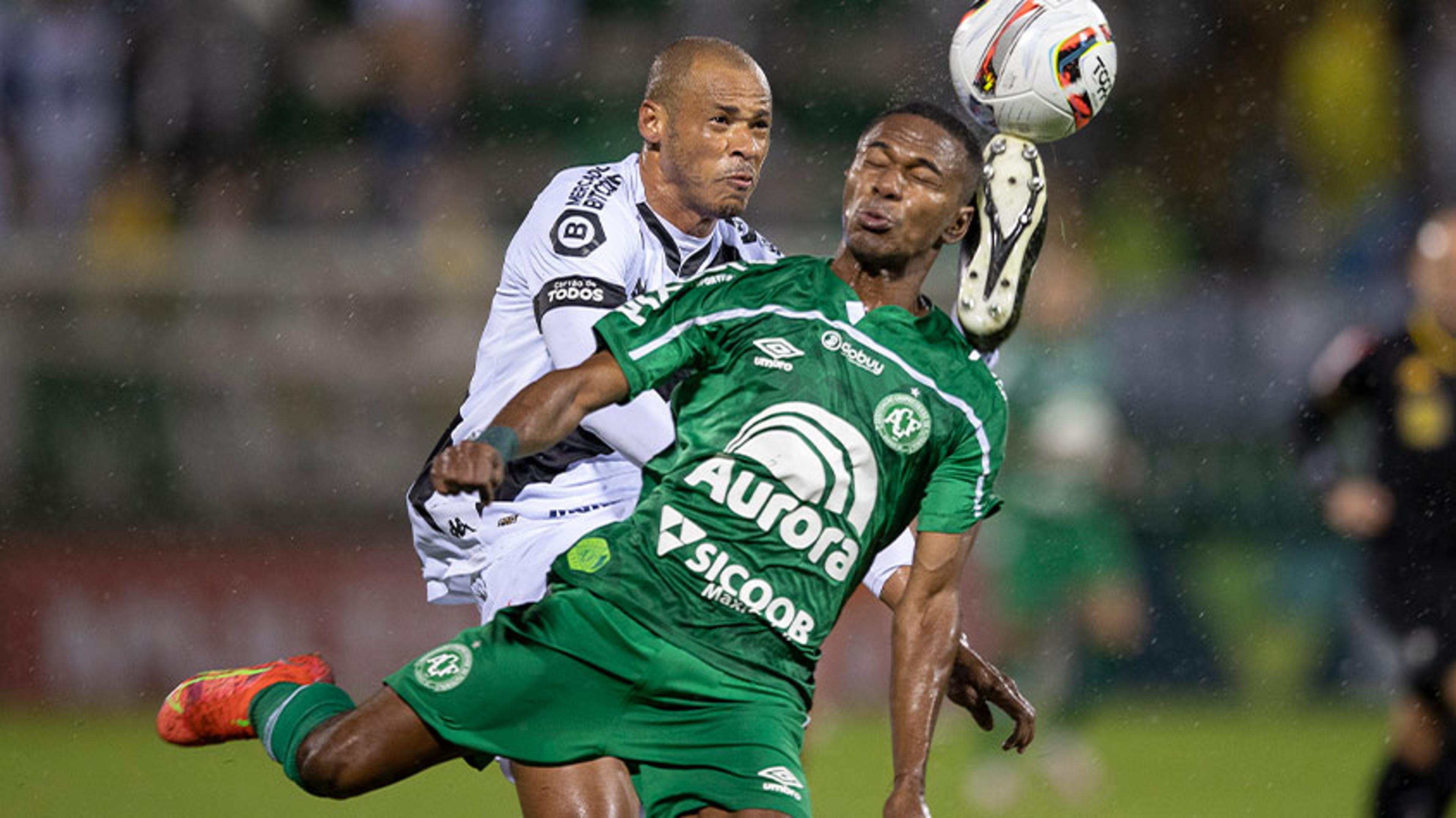 Em jogo com chuva forte e queda de energia, Vasco empata com a Chapecoense na Arena Condá