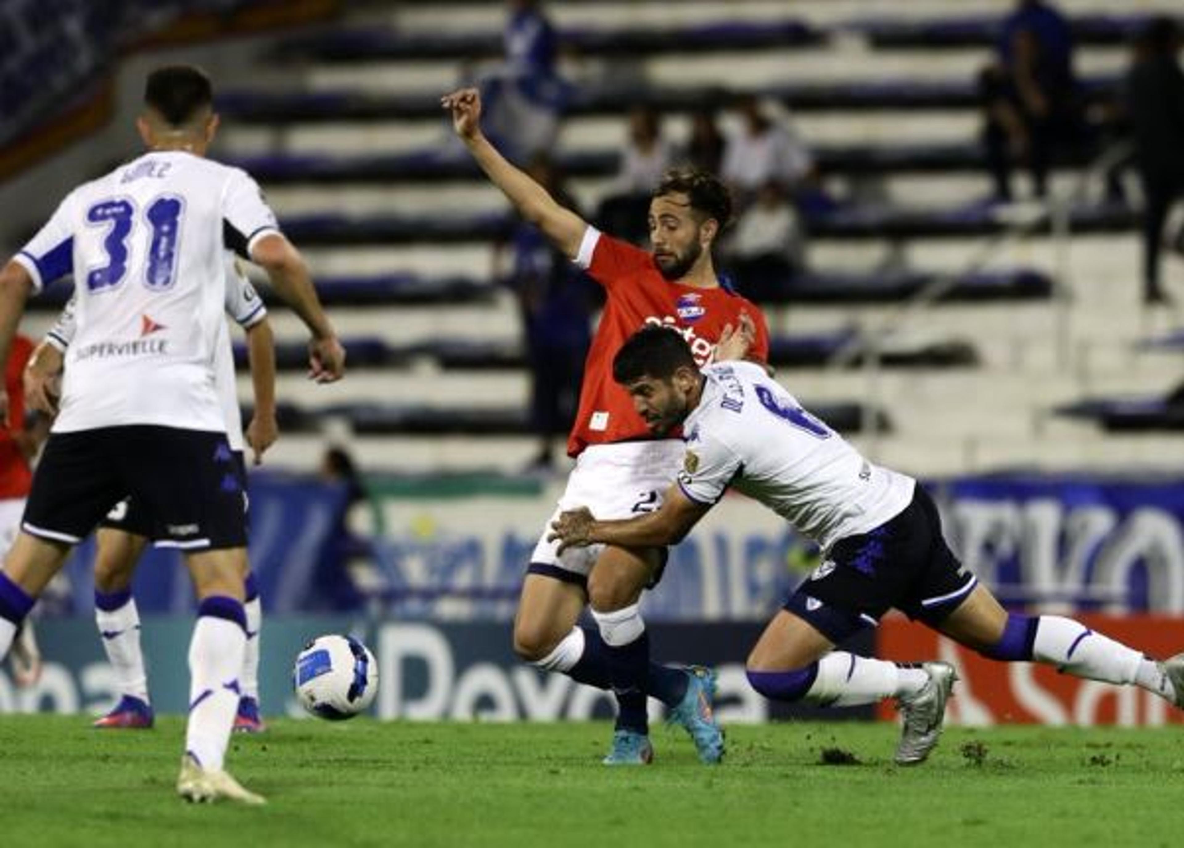 De virada, Nacional derrota Vélez Sarsfield e embola grupo do Bragantino