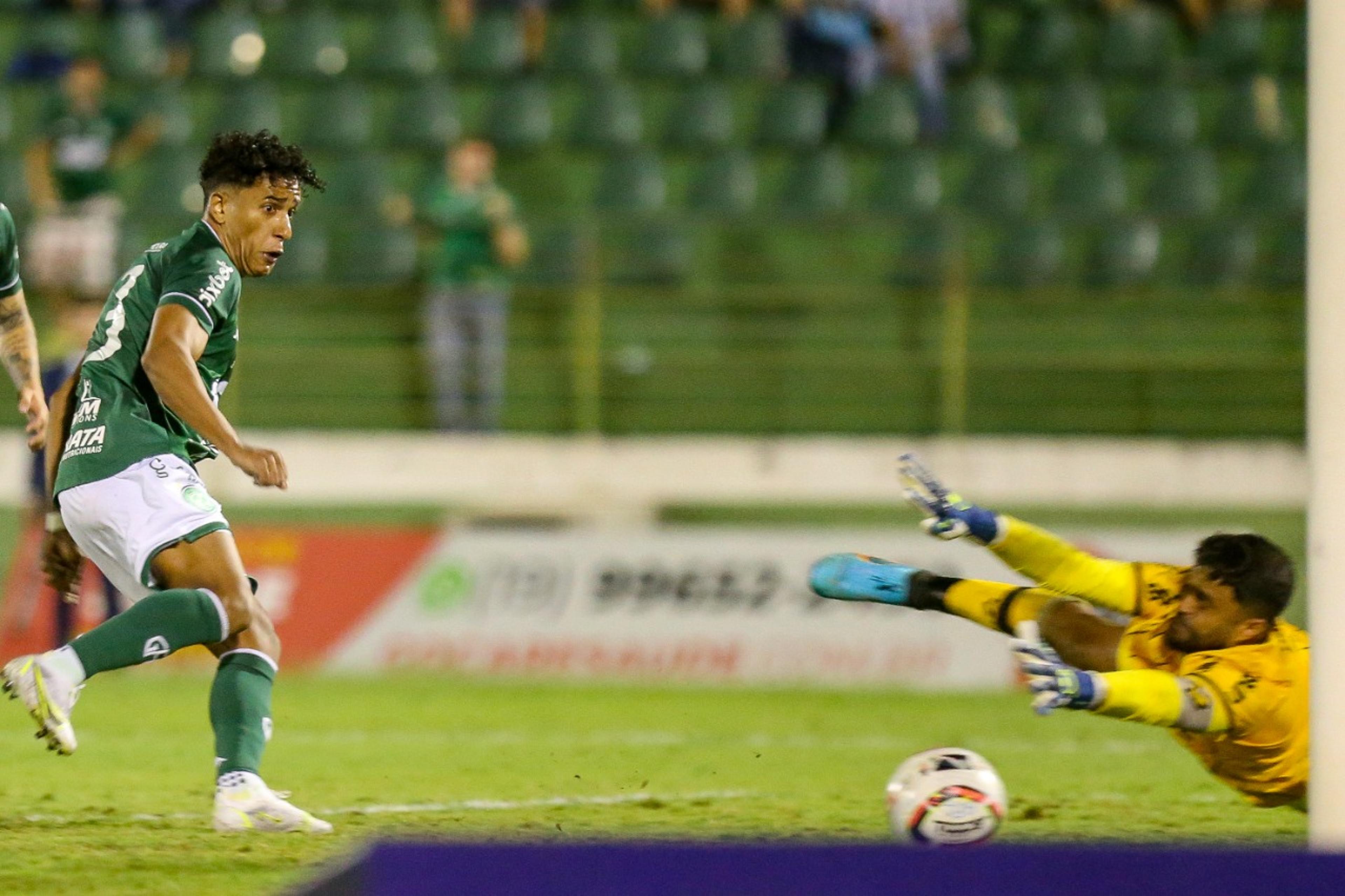 Diogo Mateus faz de pênalti, Guarani bate Criciúma e vence a 1ª na Série B