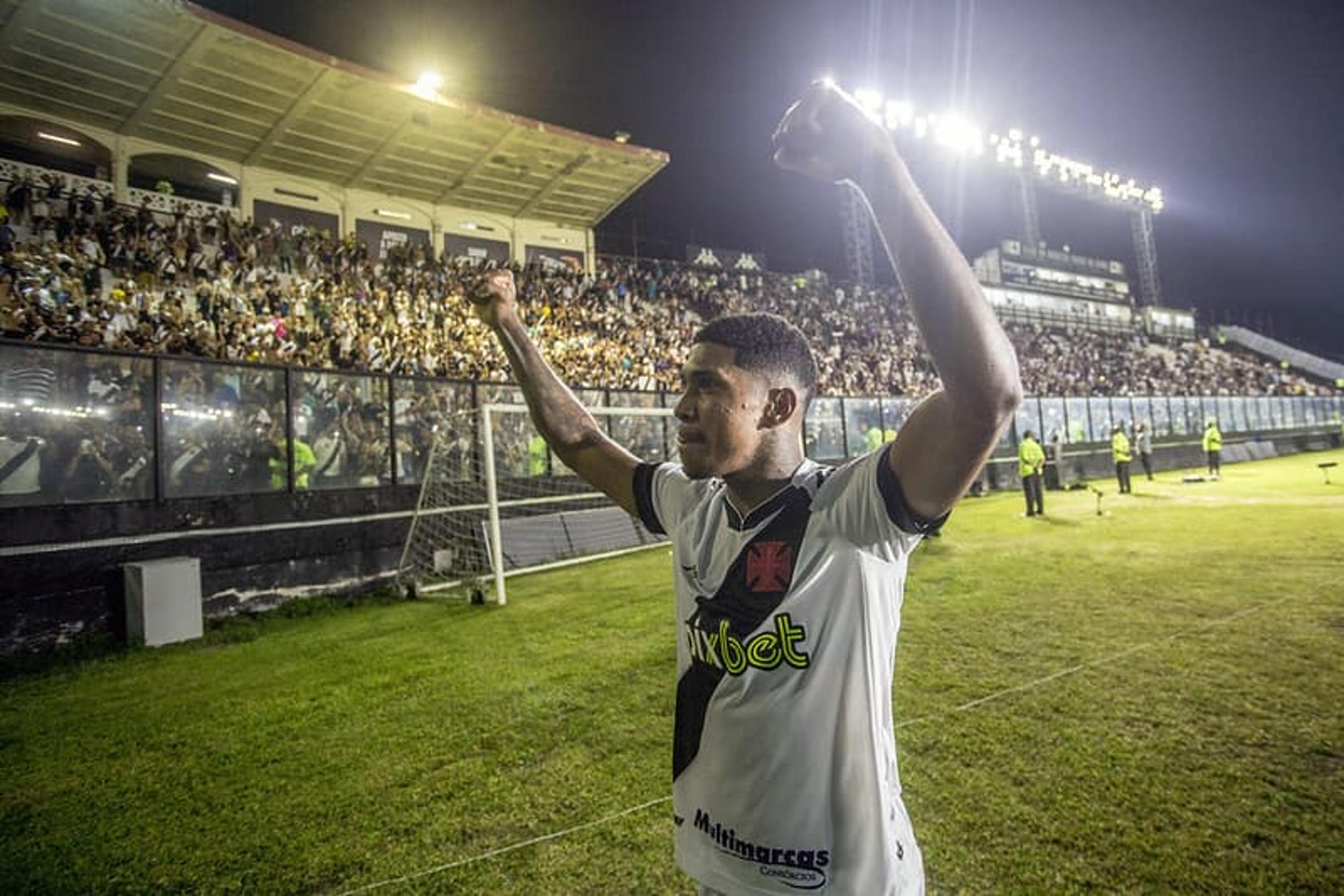 Raniel dedica vitória a Zé Ricardo e elogia técnico do Vasco: ‘Tem sofrido com a gente’