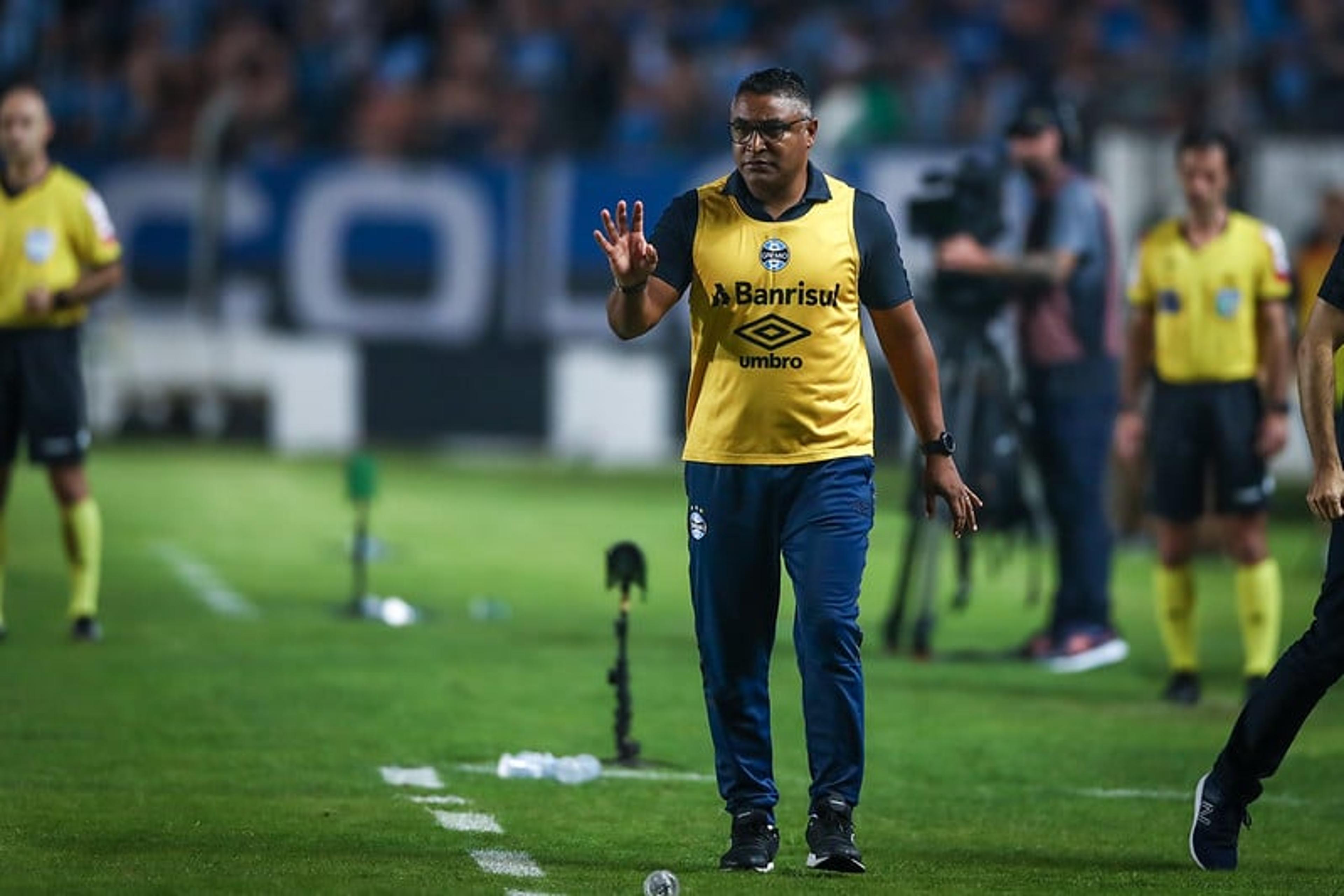 VÍDEO: Roger denuncia ofensas da torcida do Operário à sua família em vitória do Grêmio na Série B