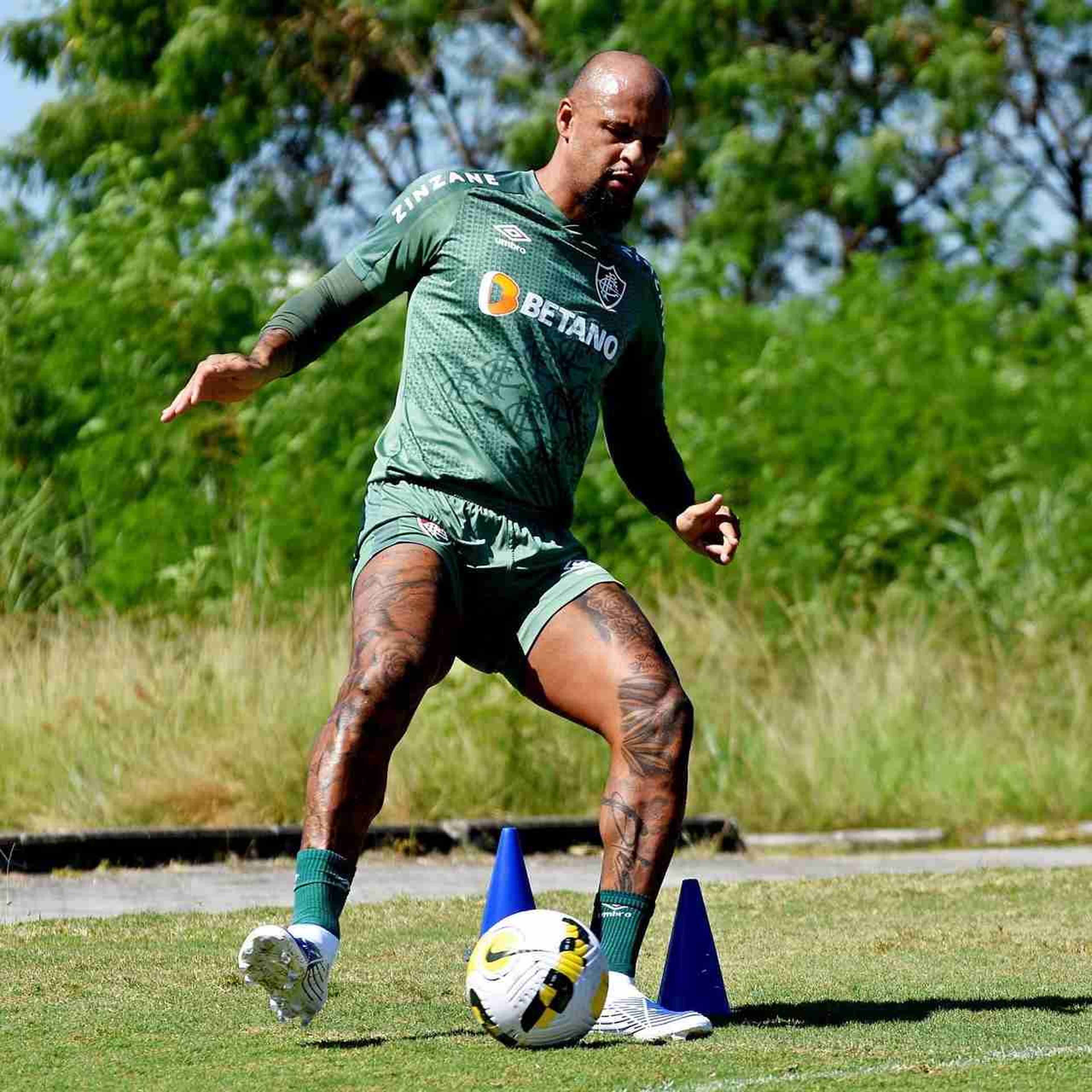 Felipe Melo volta a treinar com bola no CT do Fluminense e se aproxima de retorno aos gramados