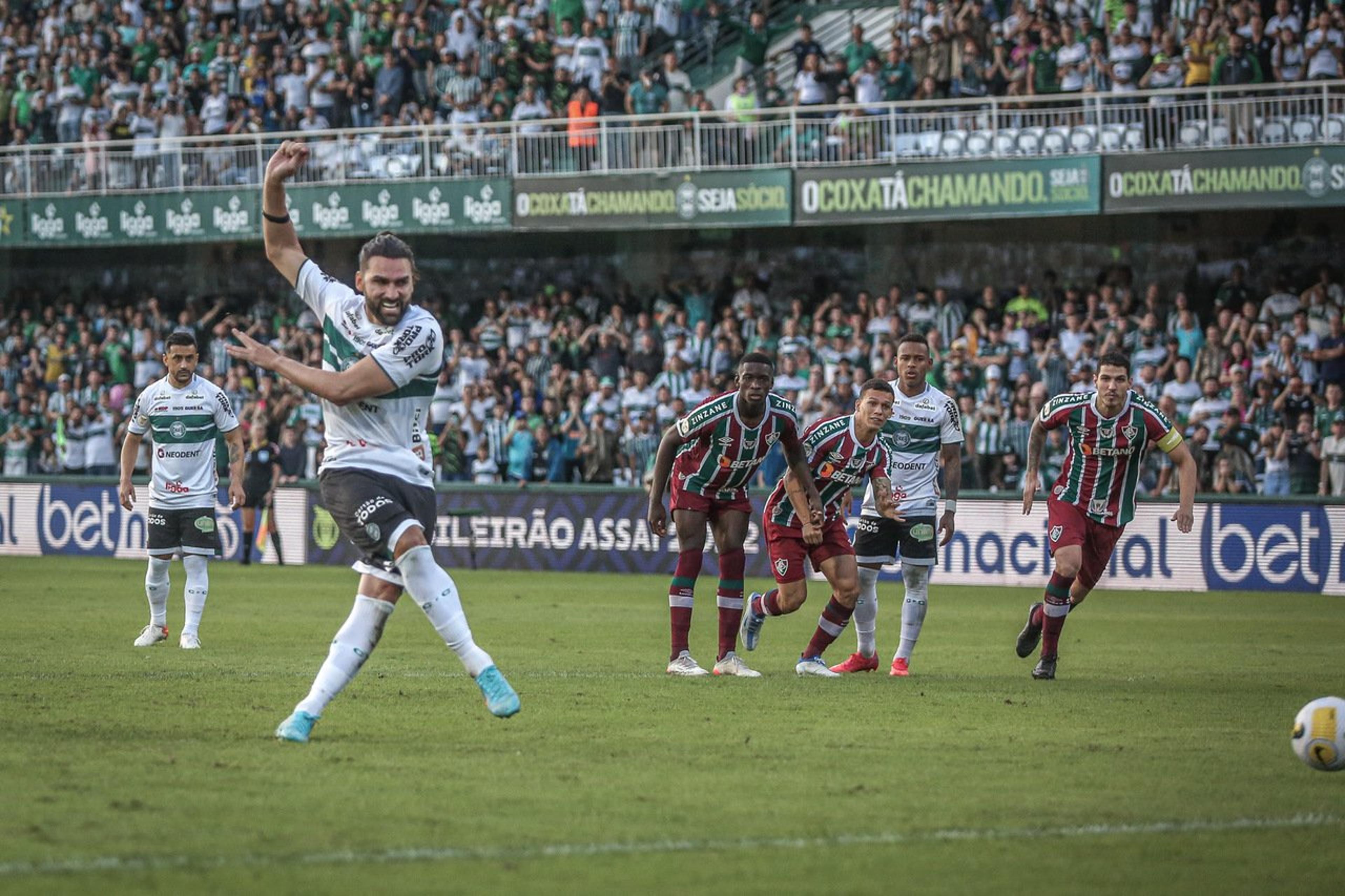 Vitória épica coloca o Coritiba no G-6 do Brasileirão