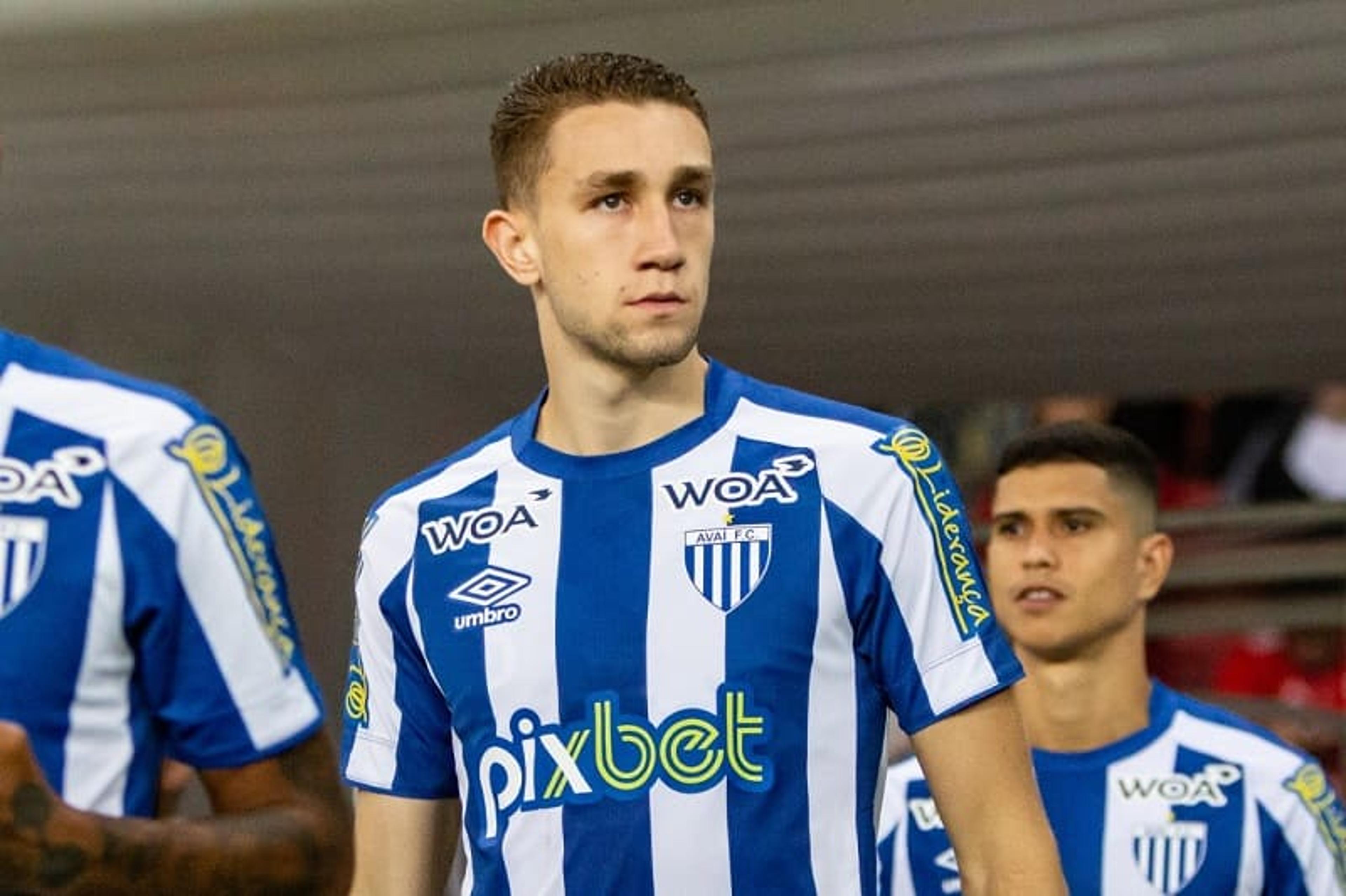 Arthur Chaves celebra sequência como titular no Brasileirão pelo Avaí