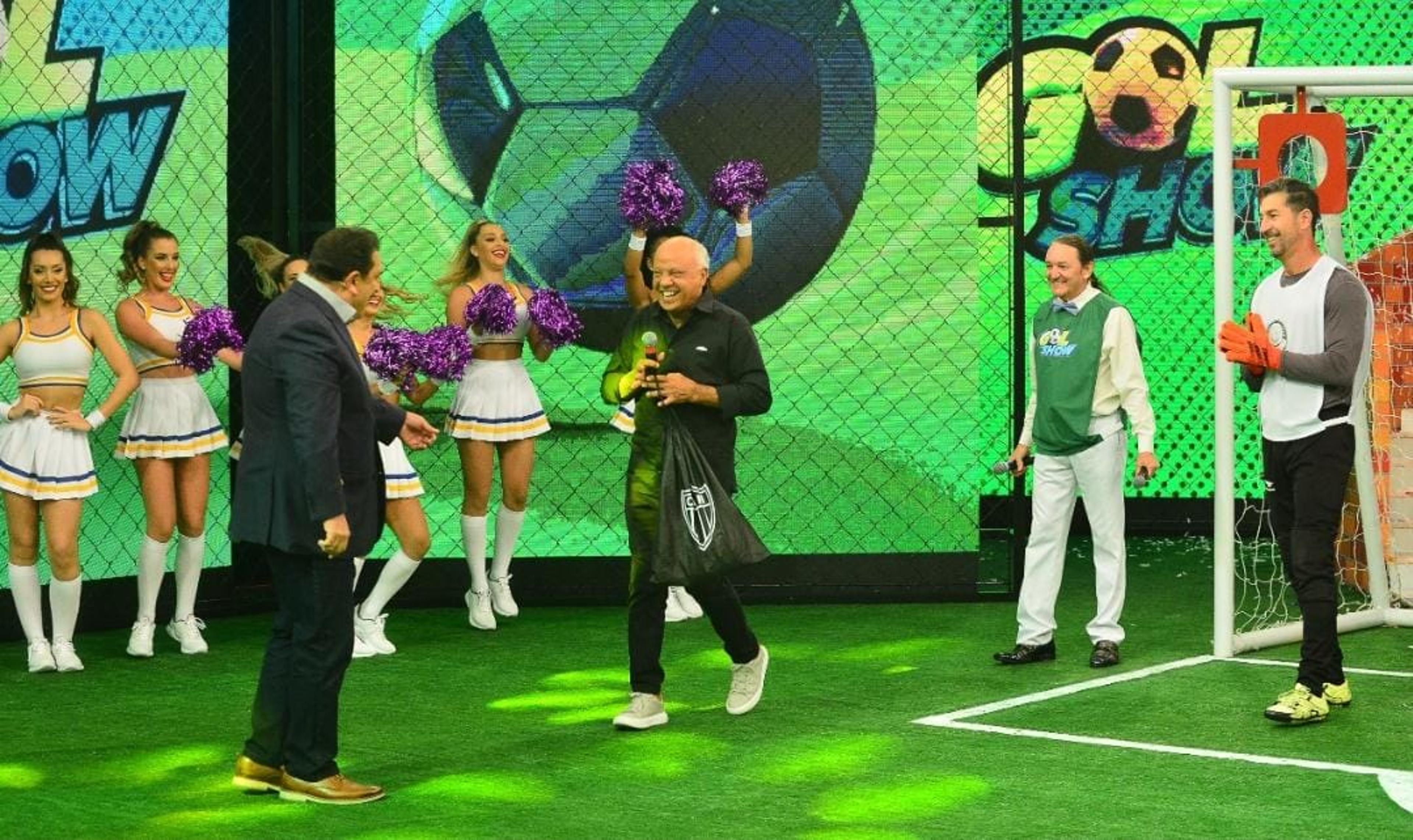 Sérgio, ex-goleiro do Verdão, e Reinaldo, ídolo do Galo, se divertem na estreia do ‘Gol Show’