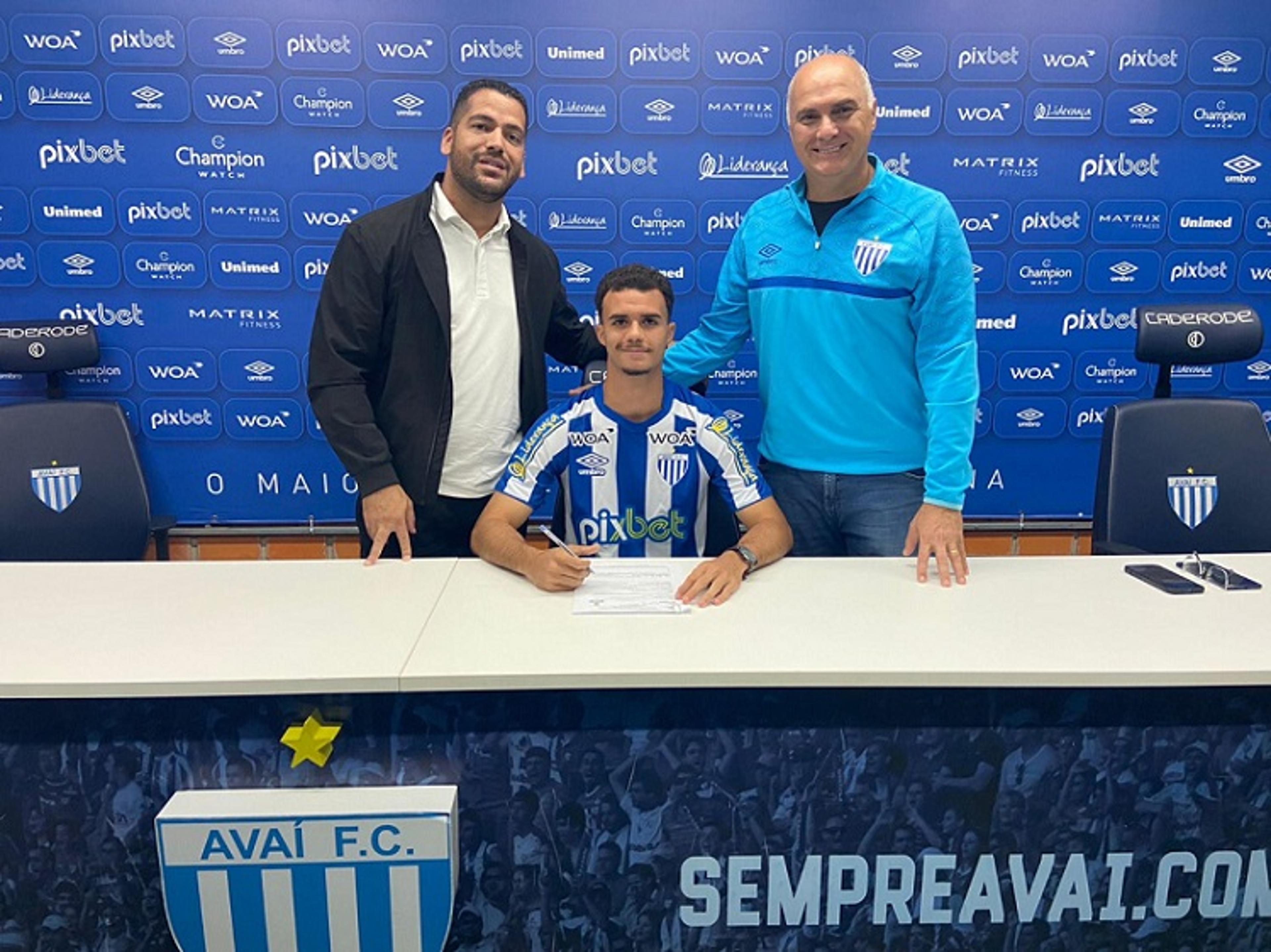 Atacante Arthur Chamonge assina primeiro contrato profissional com o Avaí