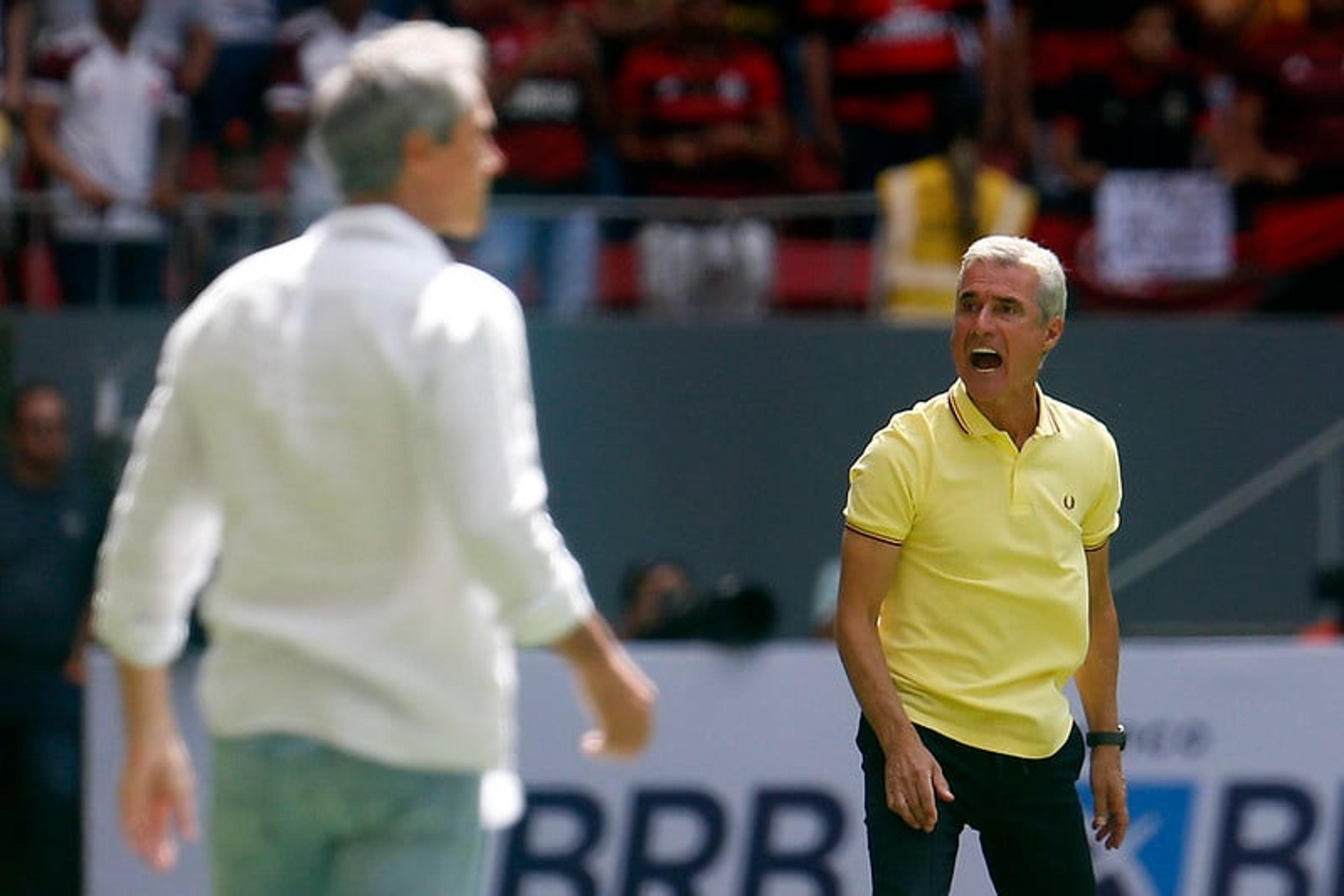 Luís Castro elogia árbitro e destaca equilíbrio em vitória do Botafogo: ‘Estatísticas não ganham jogos’