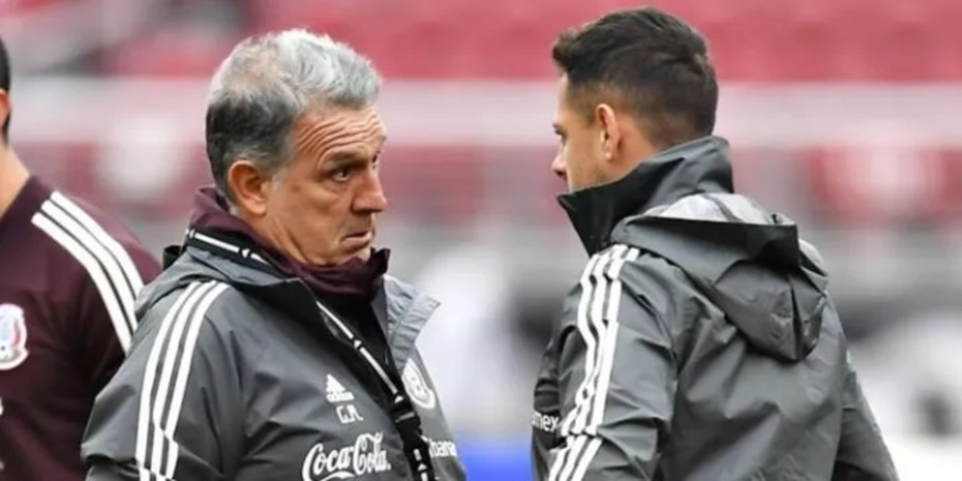 Tata Martino fala sobre Chicharito e faz mistério sobre retorno de atacante à seleção do México