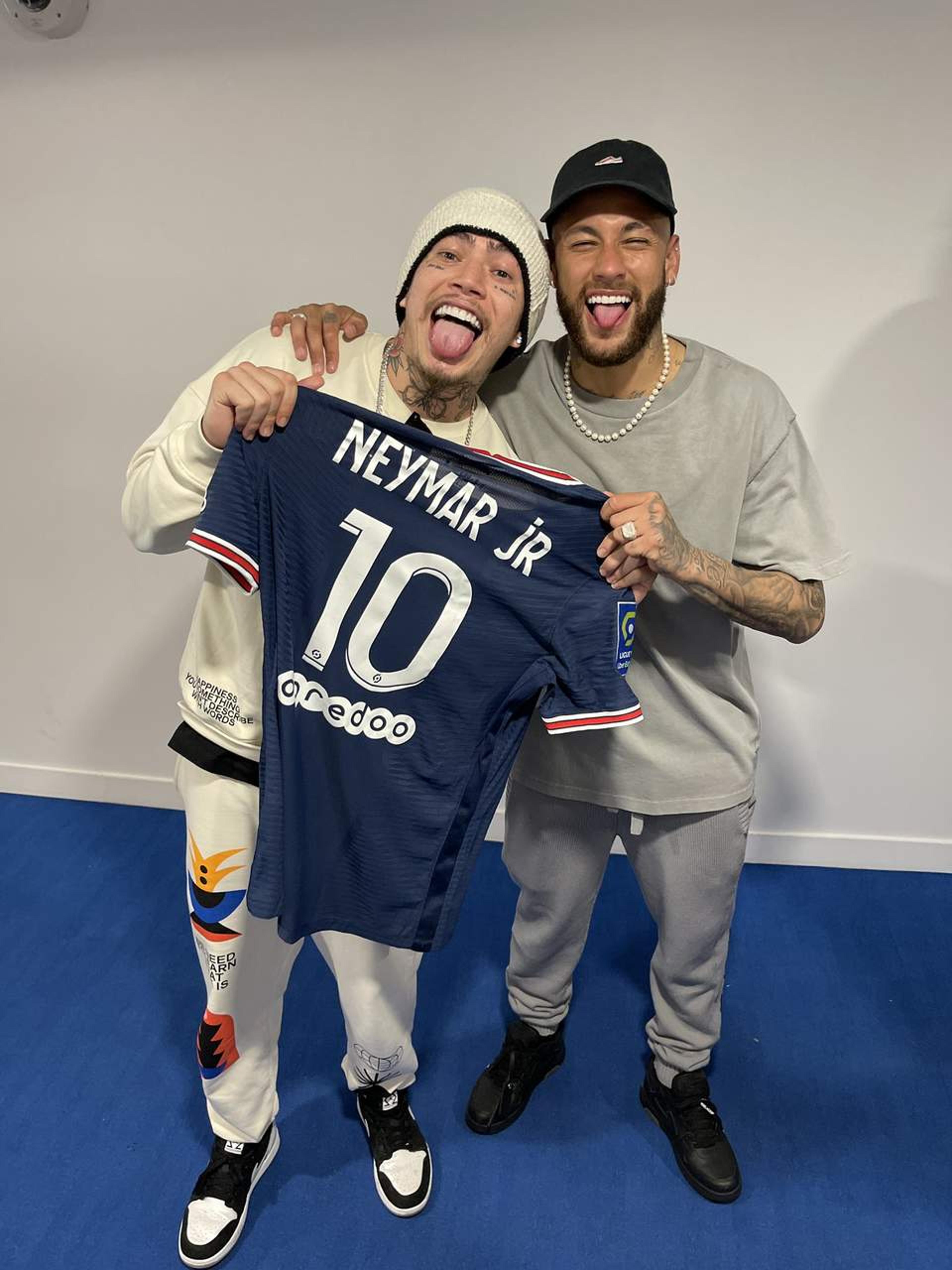 Neymar presenteia Whindersson Nunes com camisa do PSG