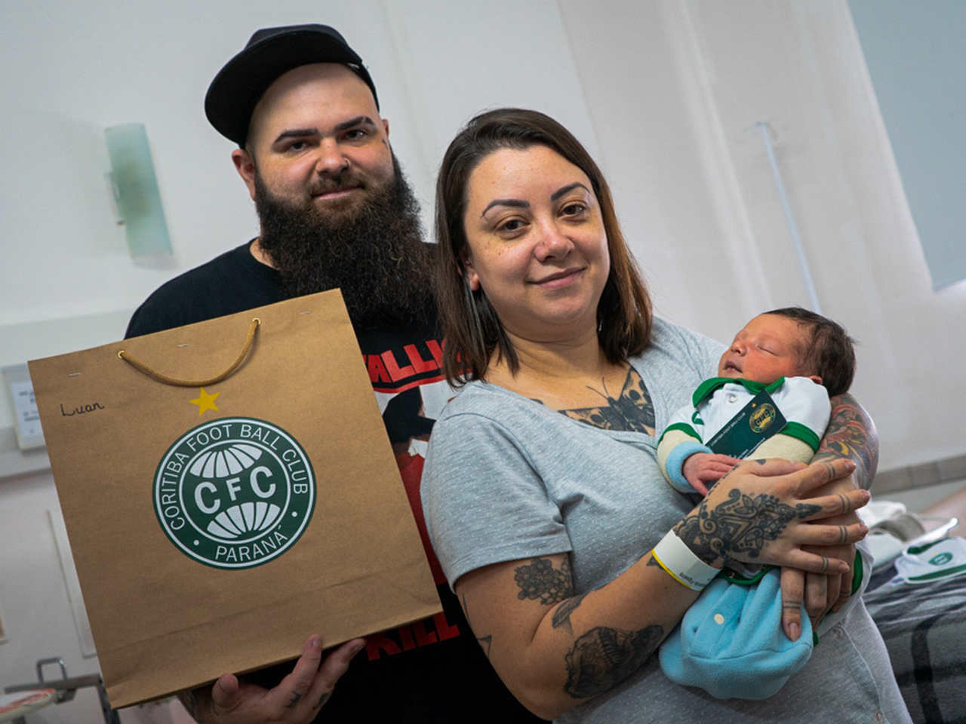 Bebê nasce durante show do Metallica no Couto Pereira e se torna o sócio mais jovem do Coritiba