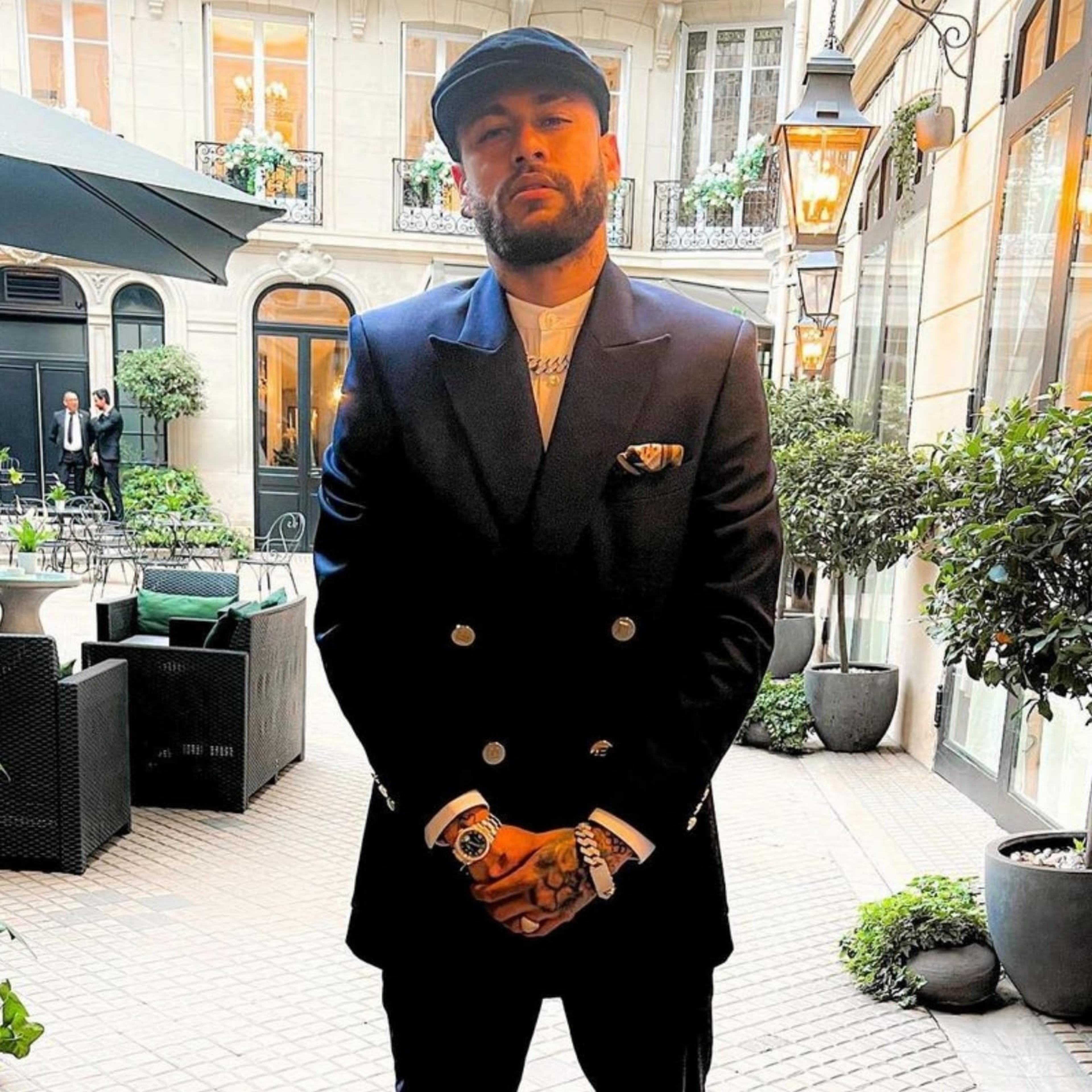 Neymar aparece na beca para evento em Paris e recebe elogios de celebridades