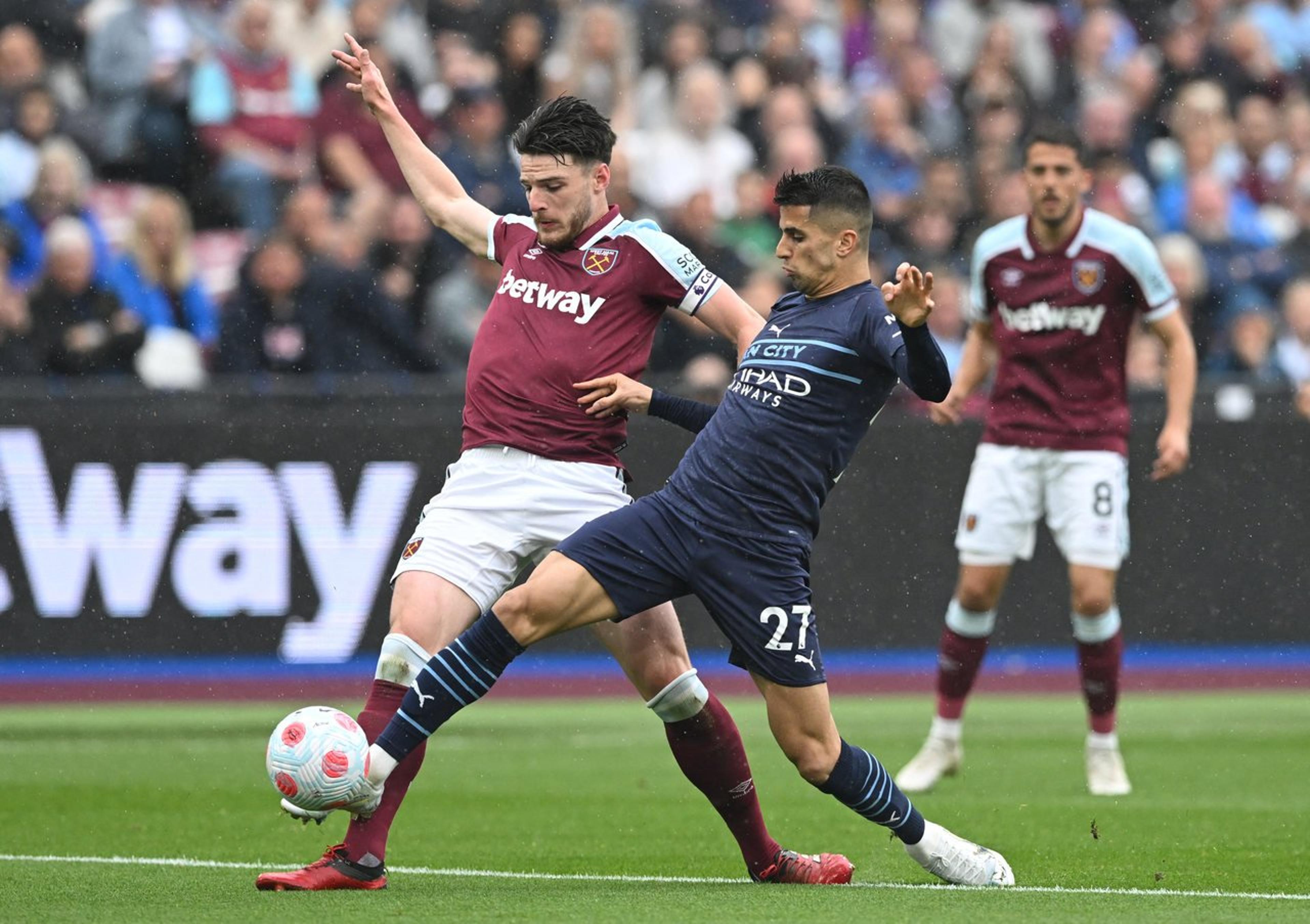 Manchester City sai atrás no placar, mas busca empate com o West Ham e fica a uma vitória do título inglês