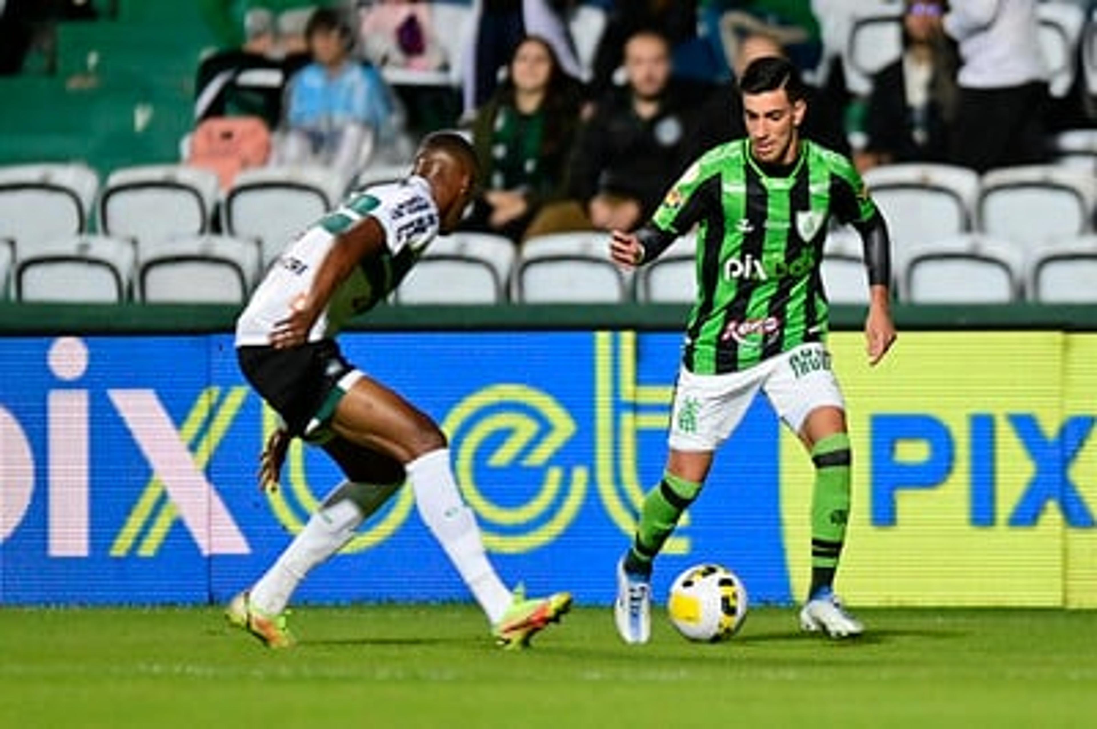 Com um a menos durante toda a segunda etapa, América-MG perde para o Coritiba