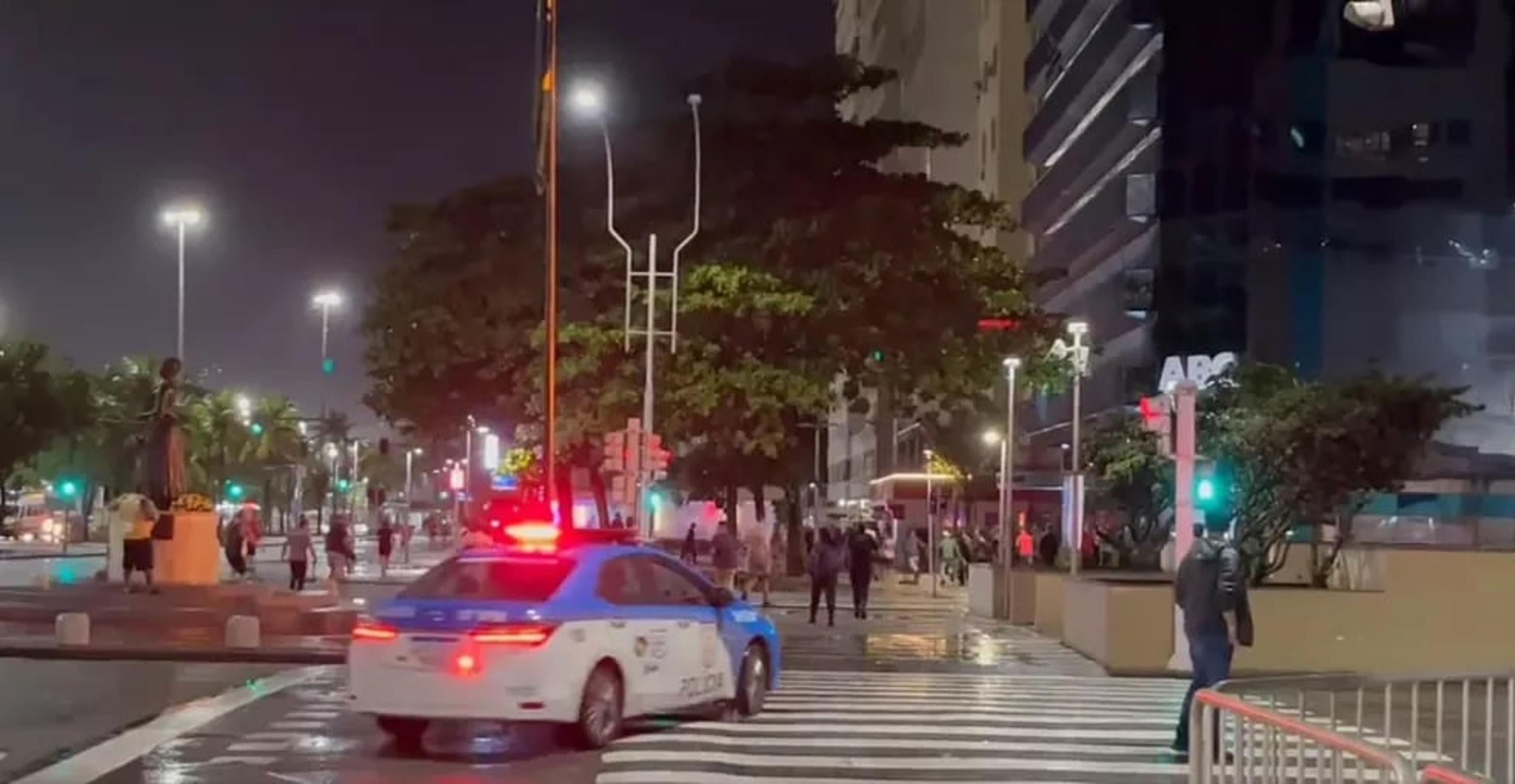 Torcedores do Flamengo e da Universidad Católica brigam em Copacabana