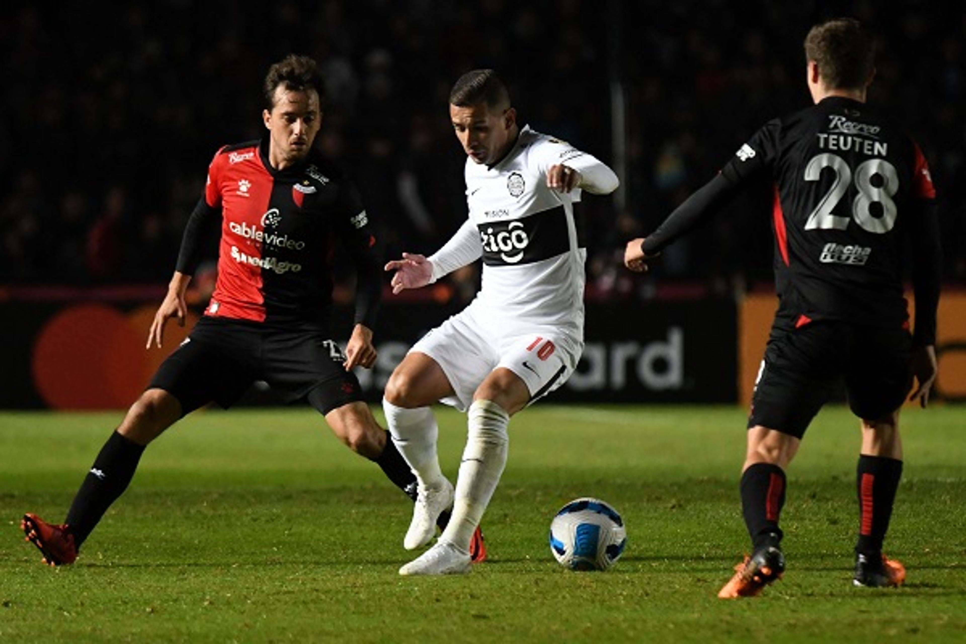 De virada, Colón vence o Olimpia e avança às oitavas da Libertadores