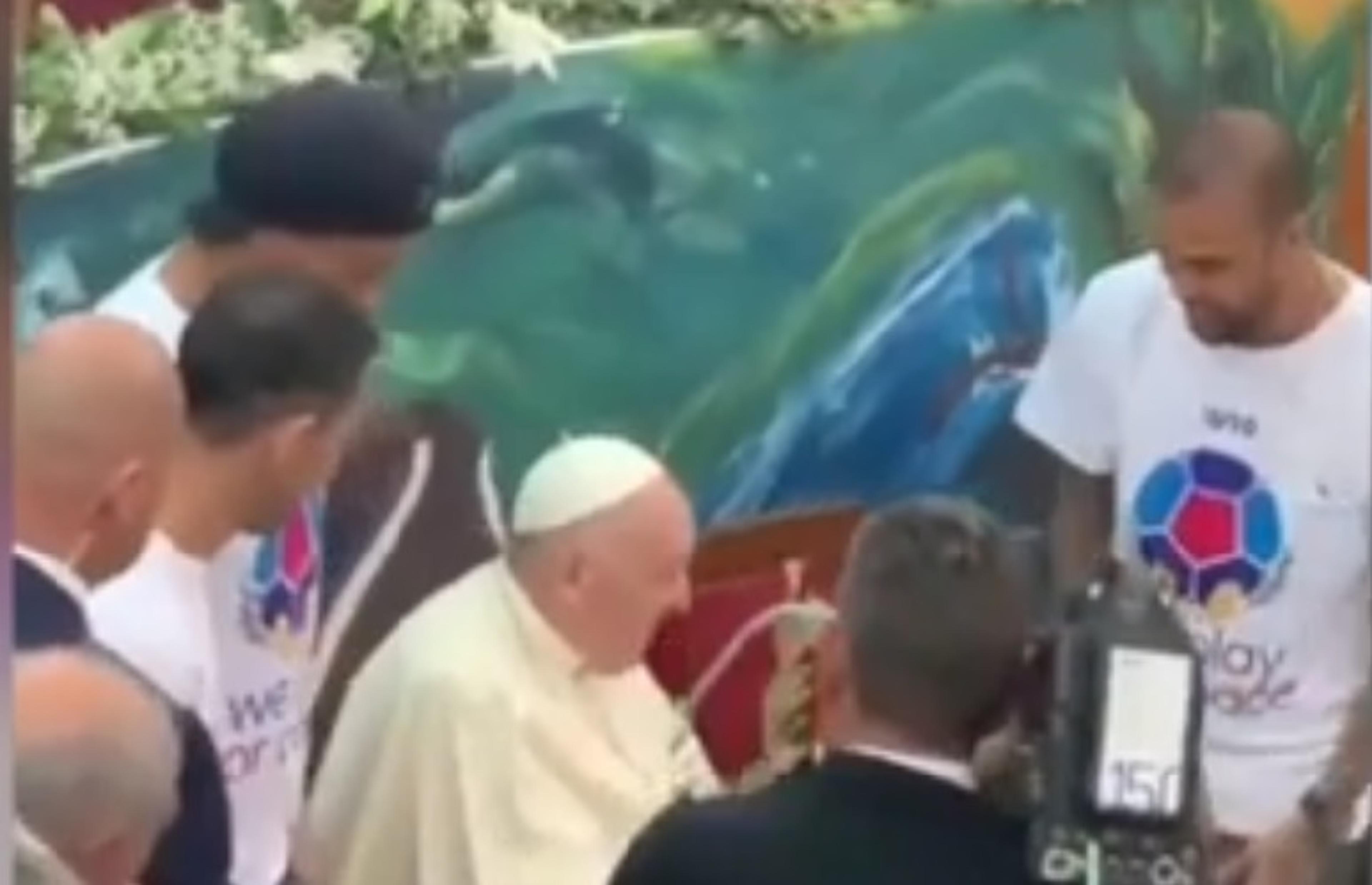 Ronaldinho e Daniel Alves são recepcionados pelo Papa Francisco em visita ao Vaticano