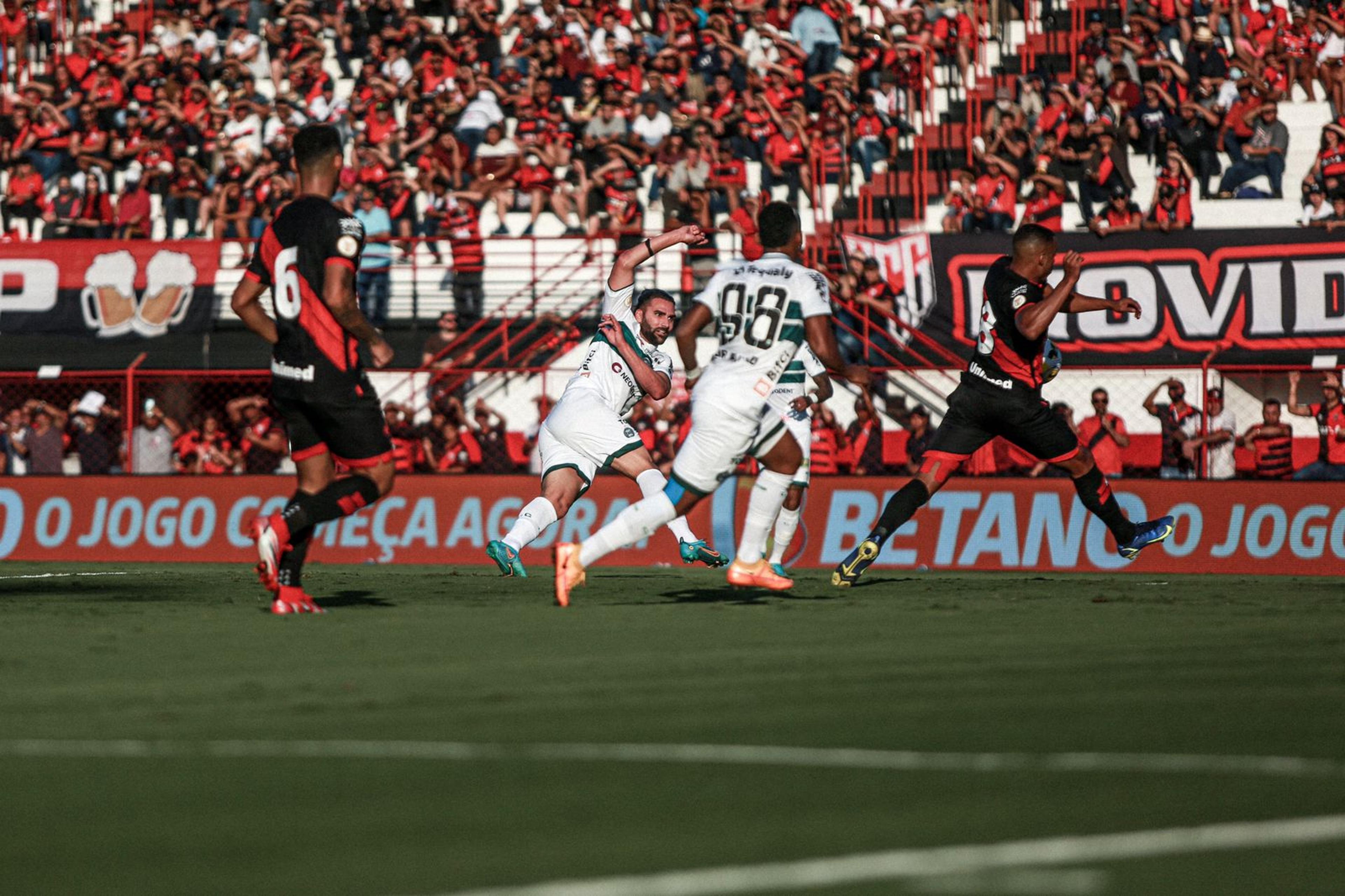 Atlético-GO se impõe diante do Coritiba e conquista primeira vitória no Brasileirão