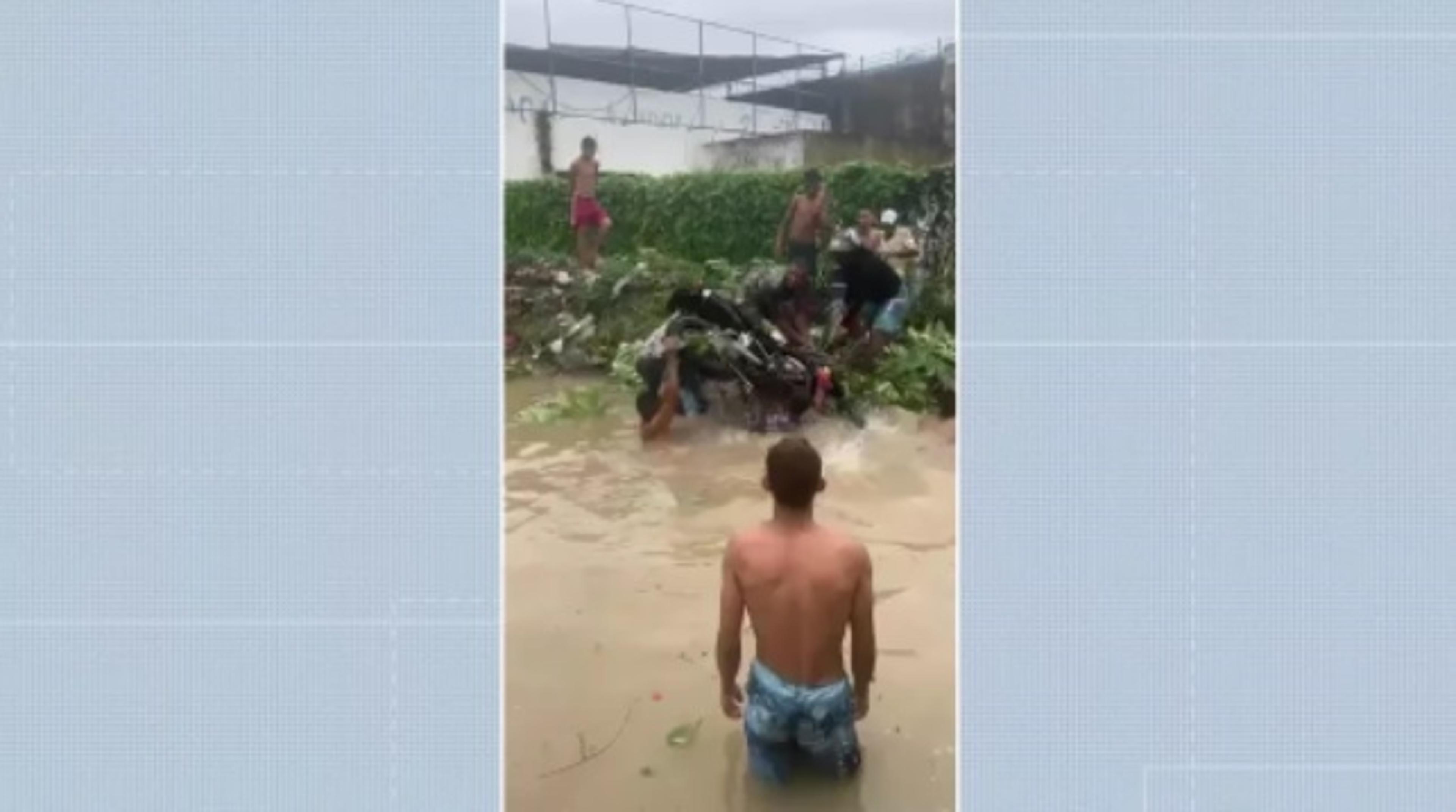 Ex-jogador é levado por correnteza e está desaparecido em Pernambuco