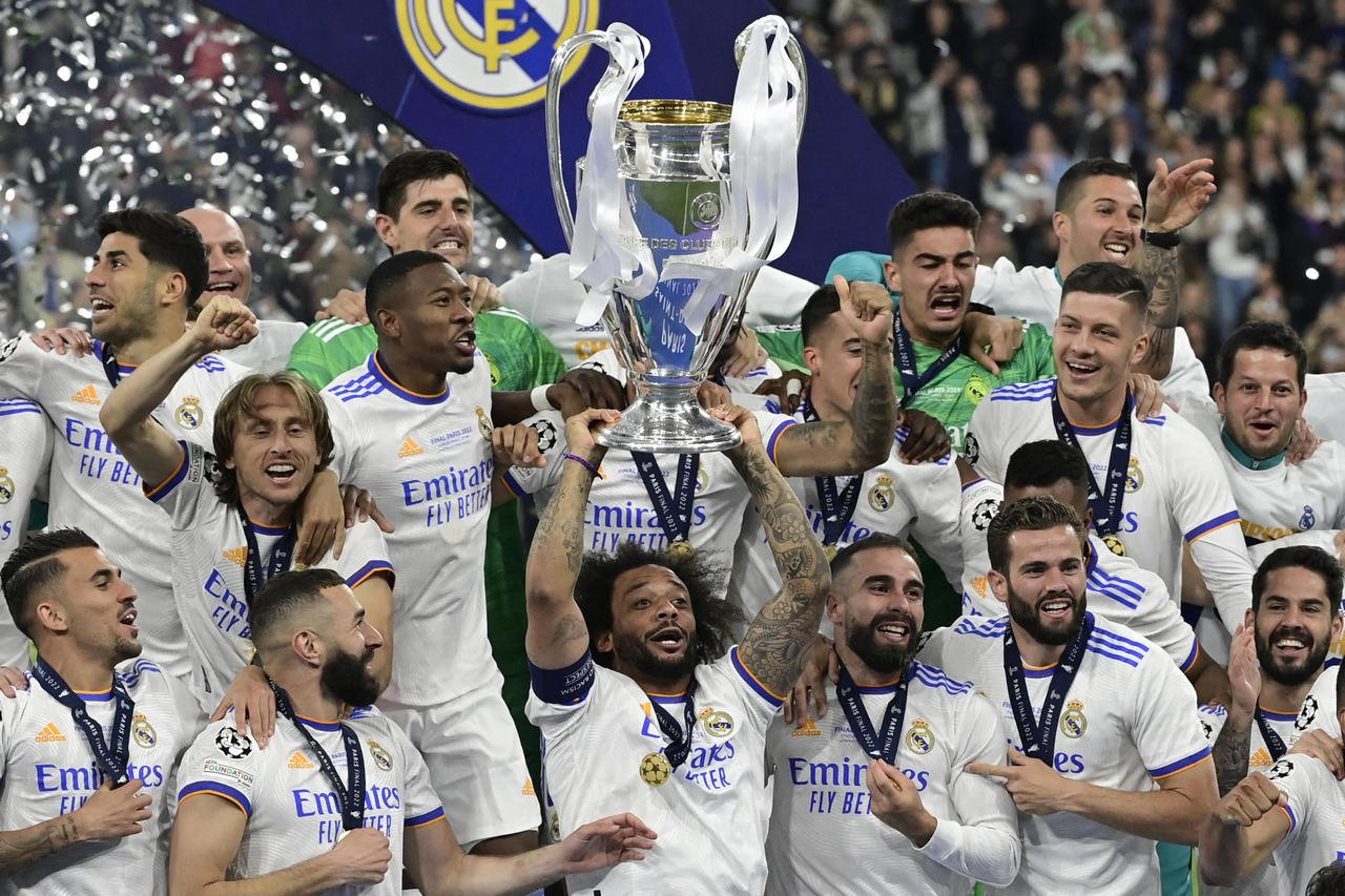 Marcelo é o primeiro brasileiro a erguer a taça da Champions League como capitão