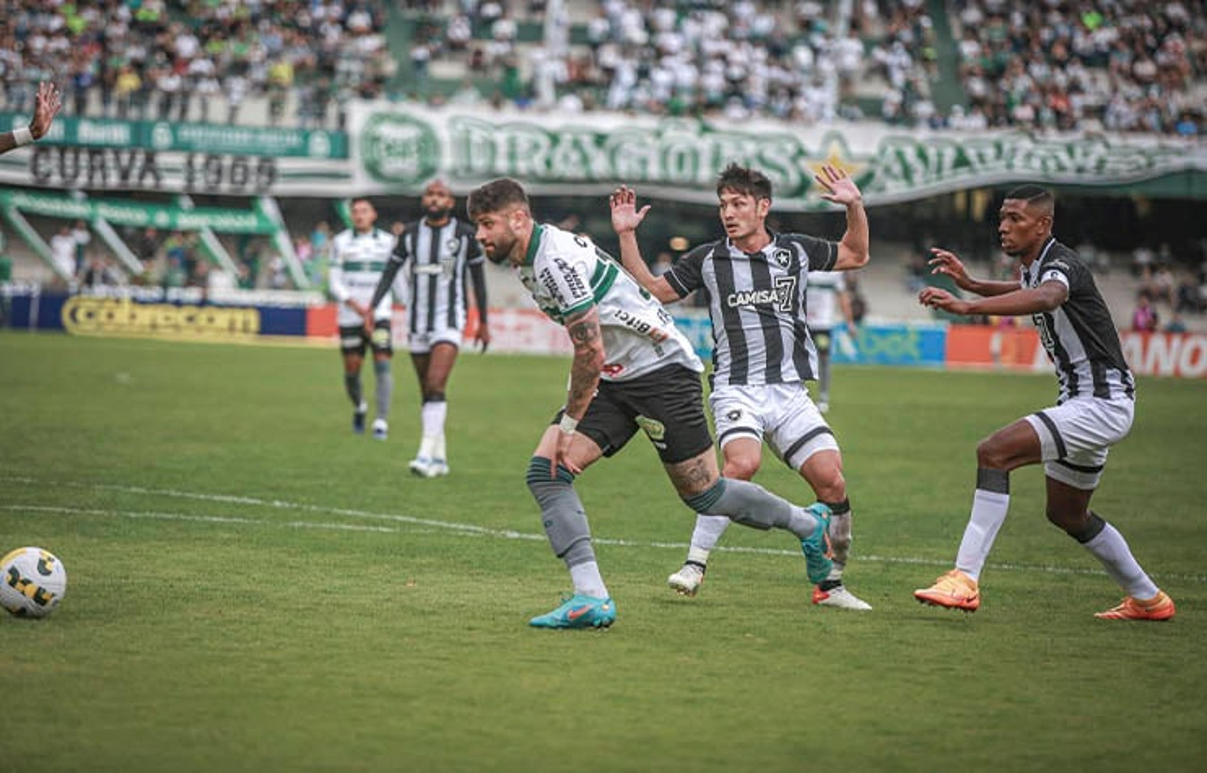 Com golaço de Igor Paixão, Coritiba vence o Botafogo e entra no G4 do Campeonato Brasileiro