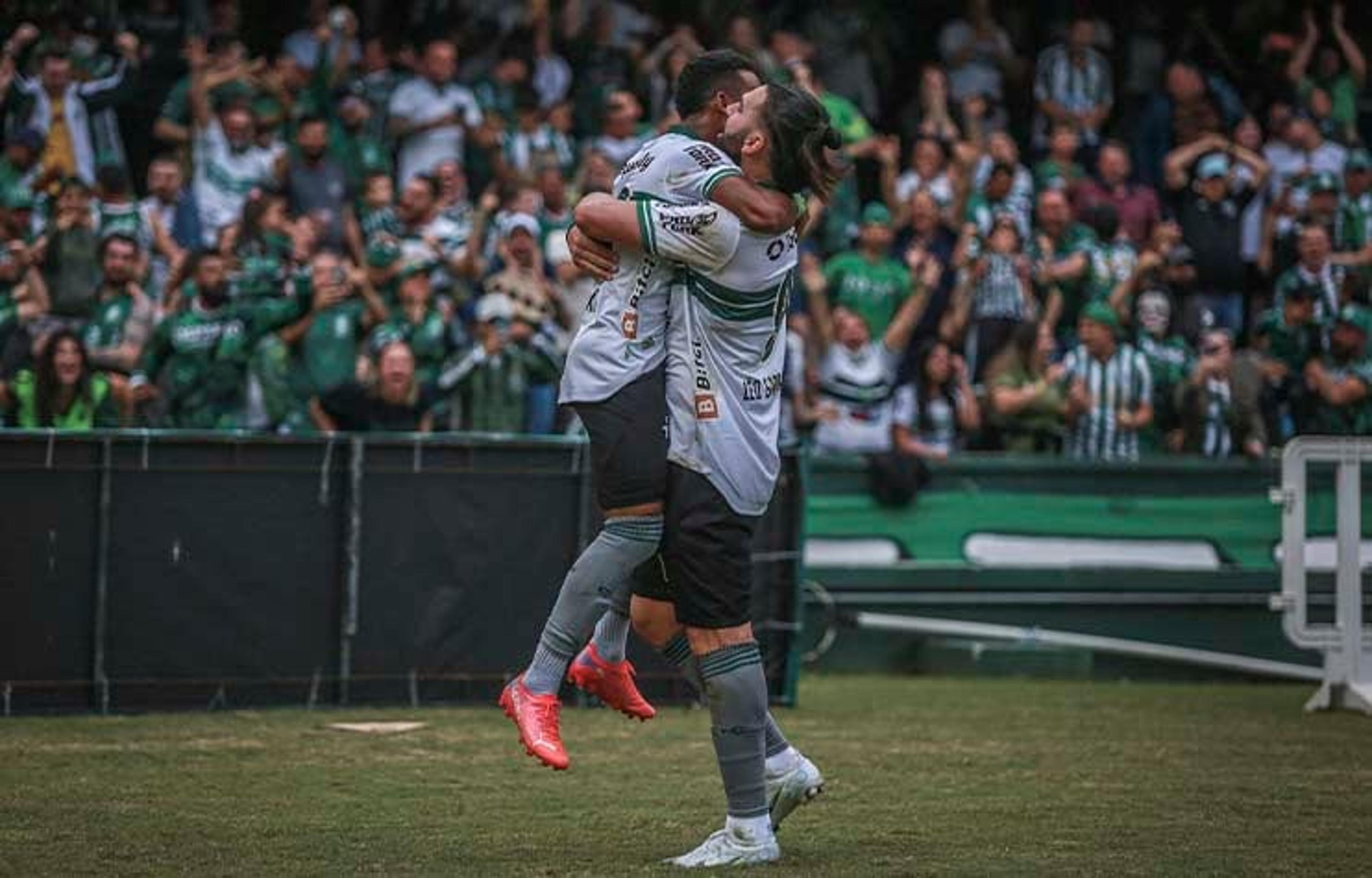 Após vitória no Couto Pereira, auxiliar exalta elenco do Coritiba