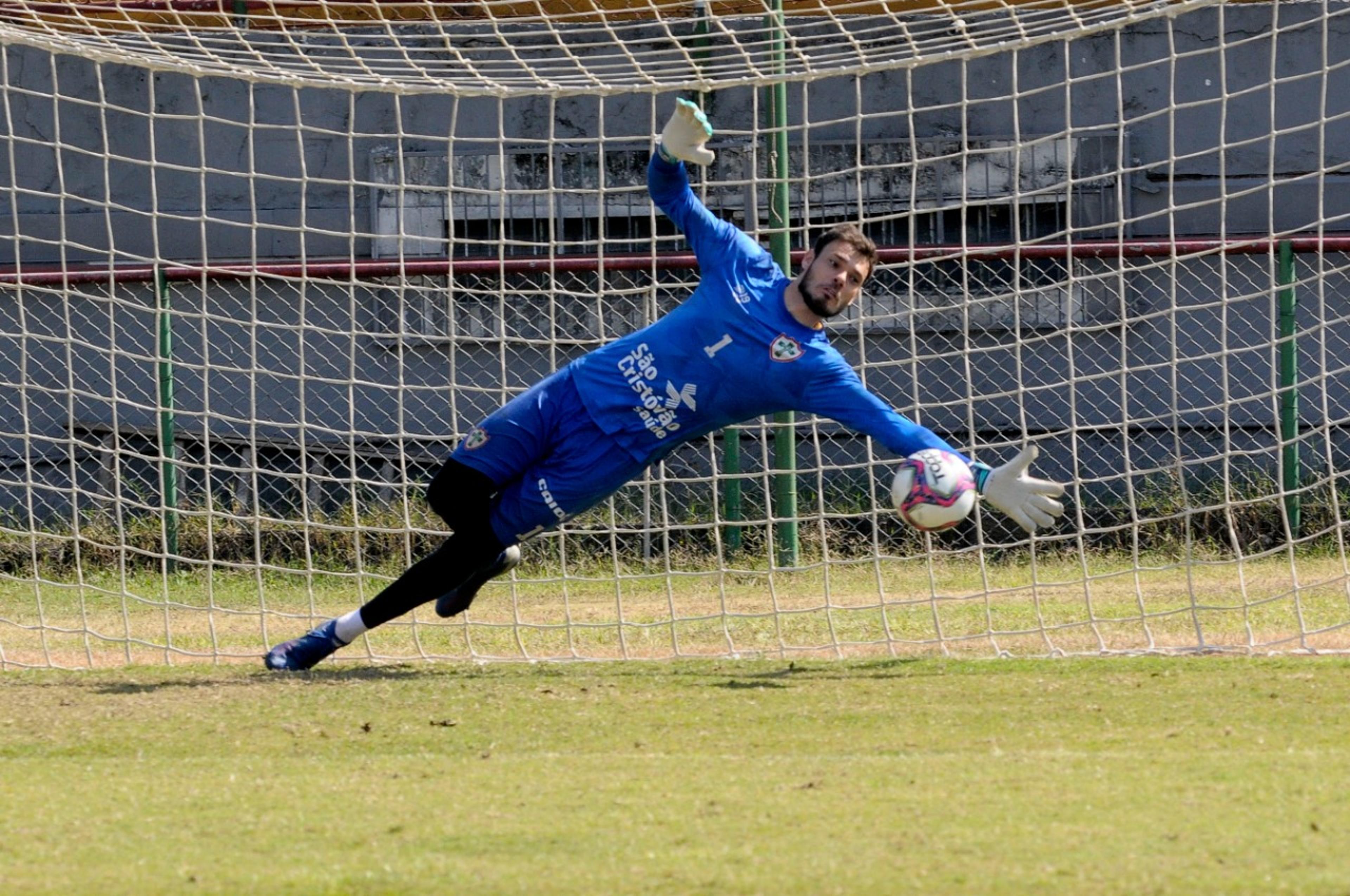 Thomazella, goleiro destaque da A2 do Paulistão pela Portuguesa, renova contrato