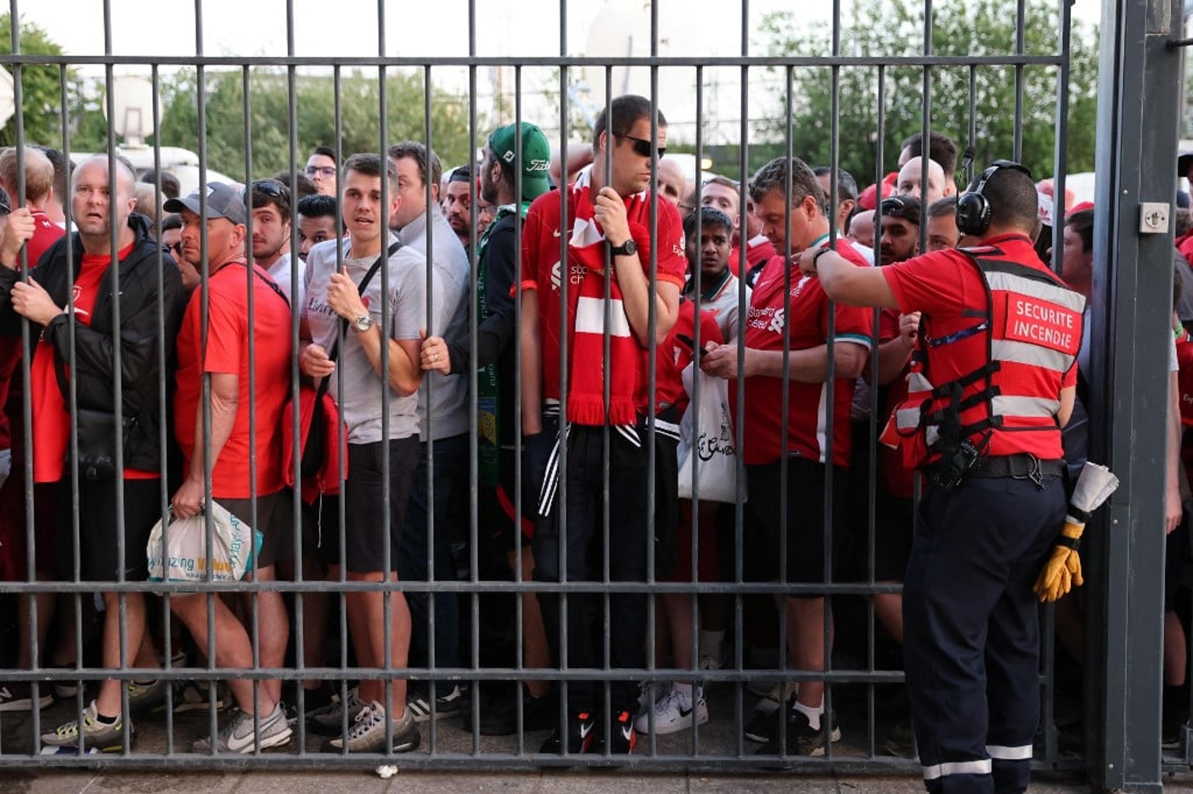 Torcedores do Liverpool voltam à Paris depois de confusão em final de 2022