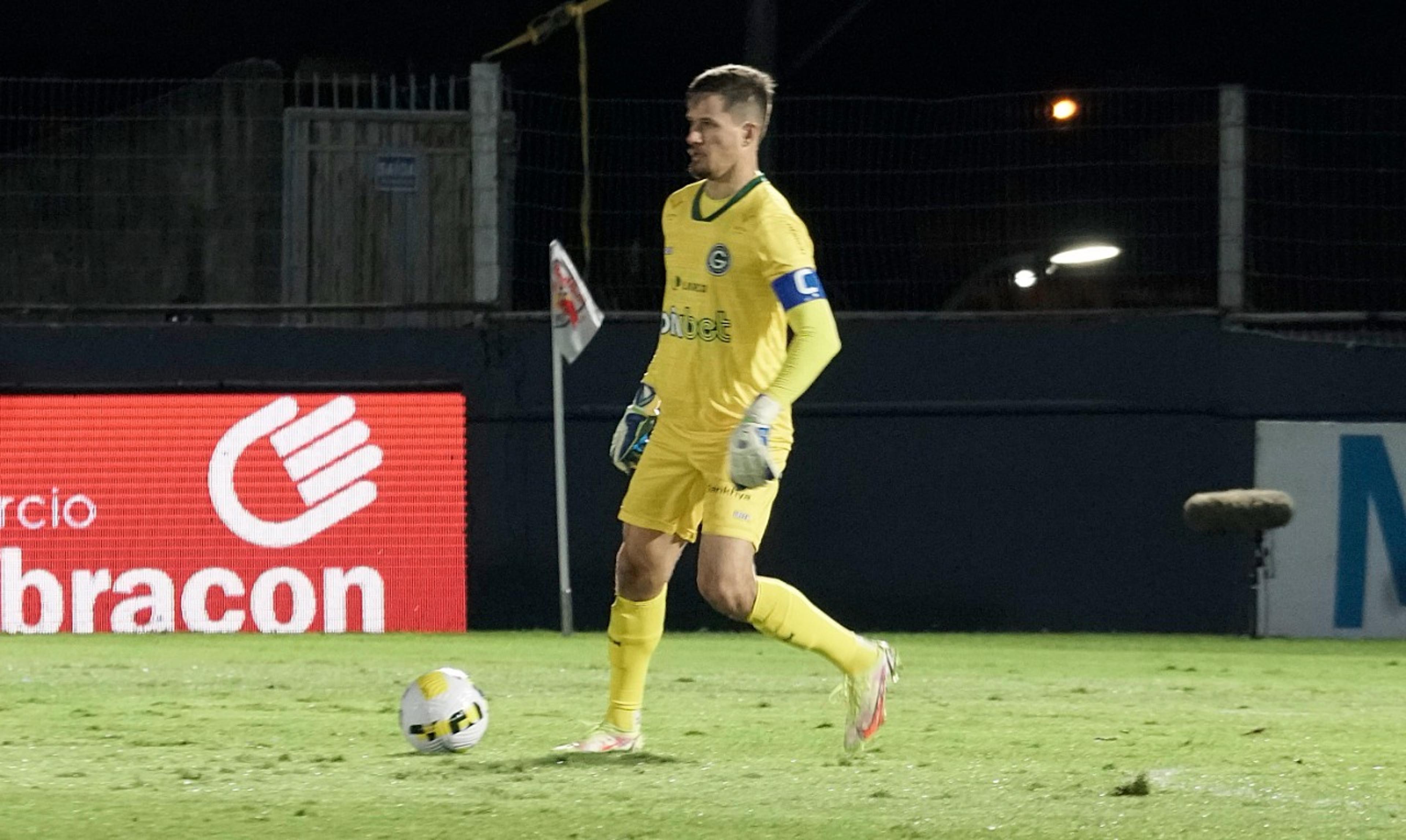 Goleiro do Goiás, Tadeu desabafa após receber críticas por atuação: ‘Basta olhar para os números’