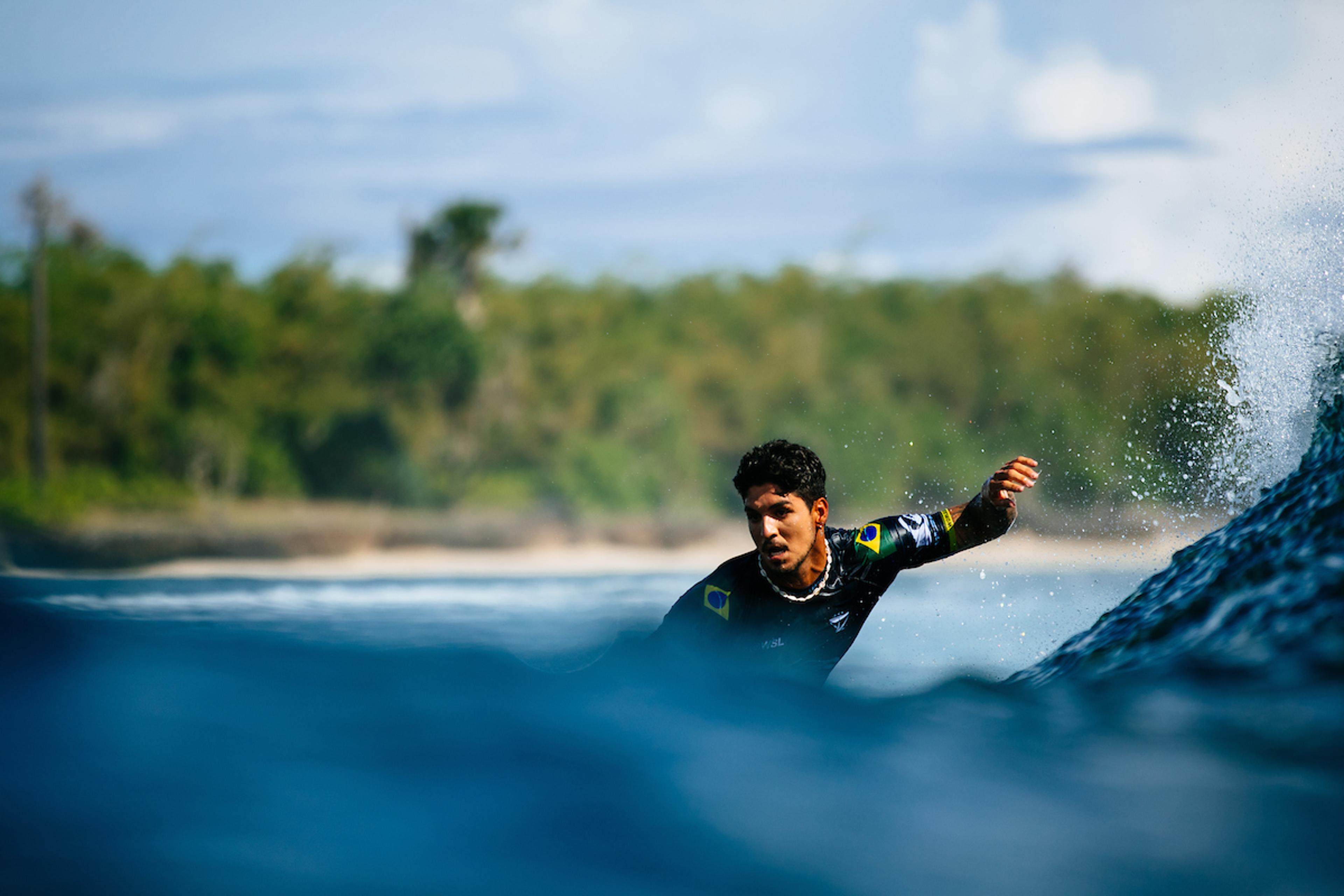 Gabriel Medina é ‘lanterna’ do Mundial de surfe a uma etapa da final; entenda