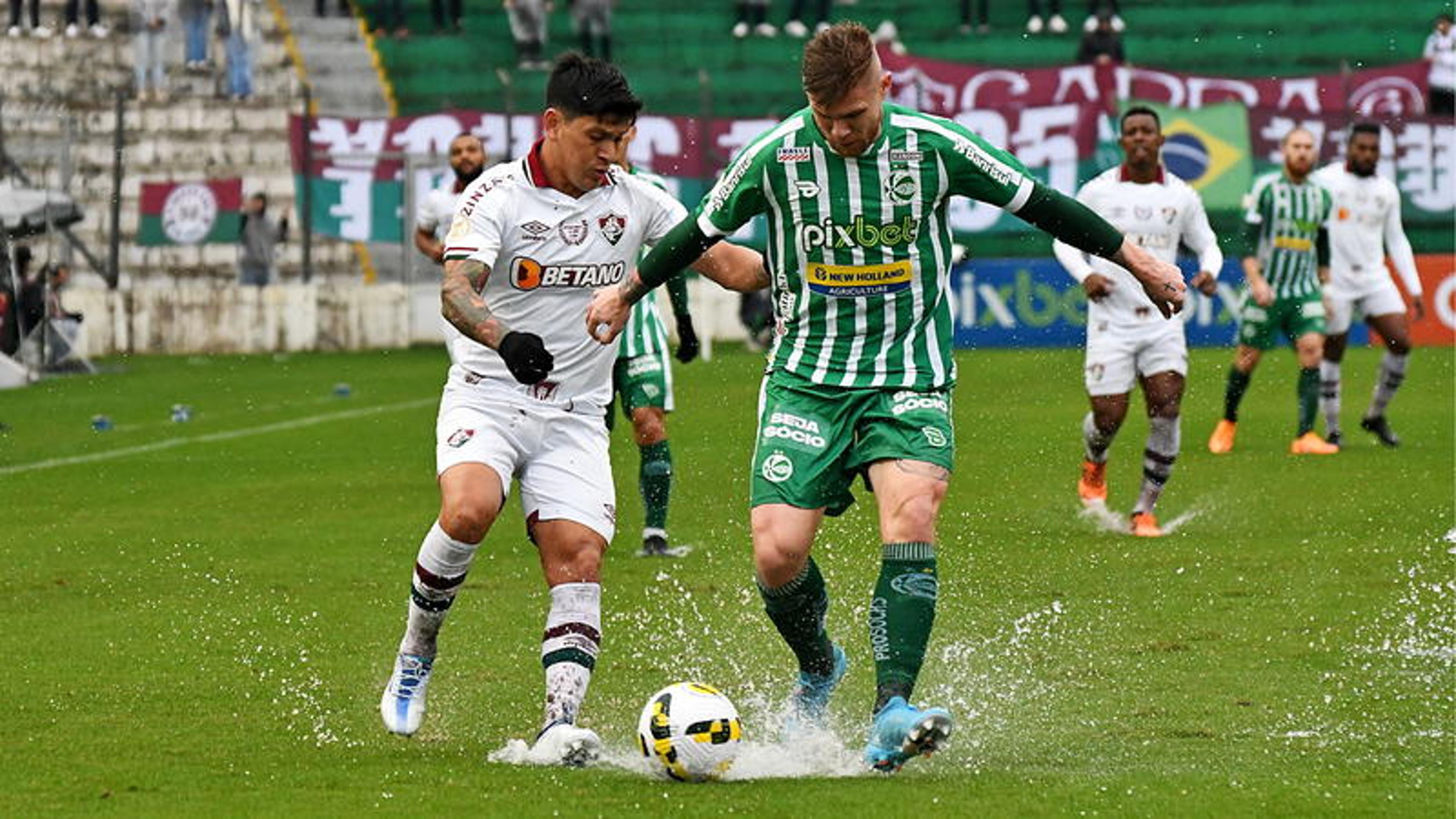 Em gramado encharcado e com gol contra, Fluminense perde para o Juventude pelo Brasileirão