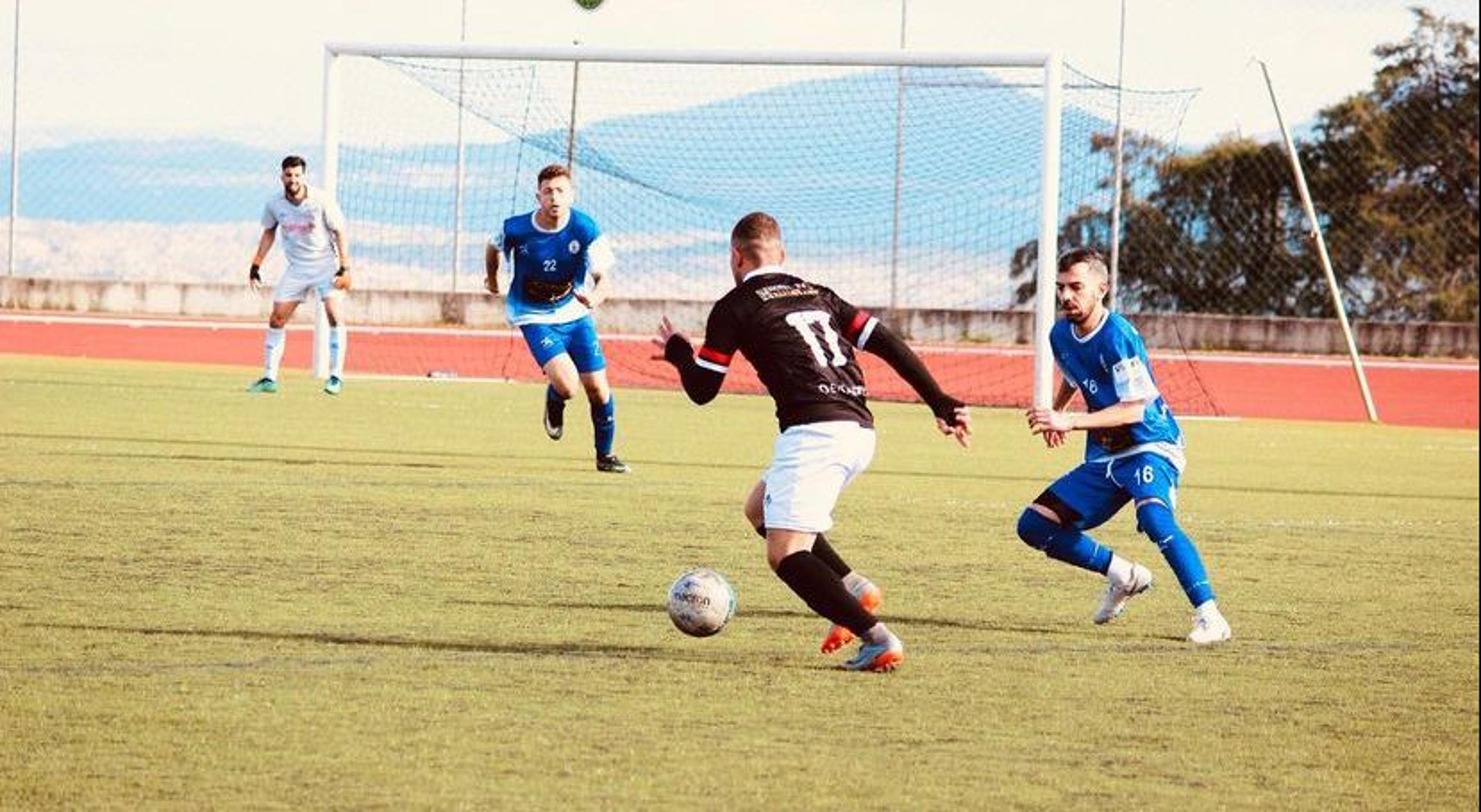 Ex-jogador que se aposentou precocemente mantém a rotina de atleta para inspirar outros jovens