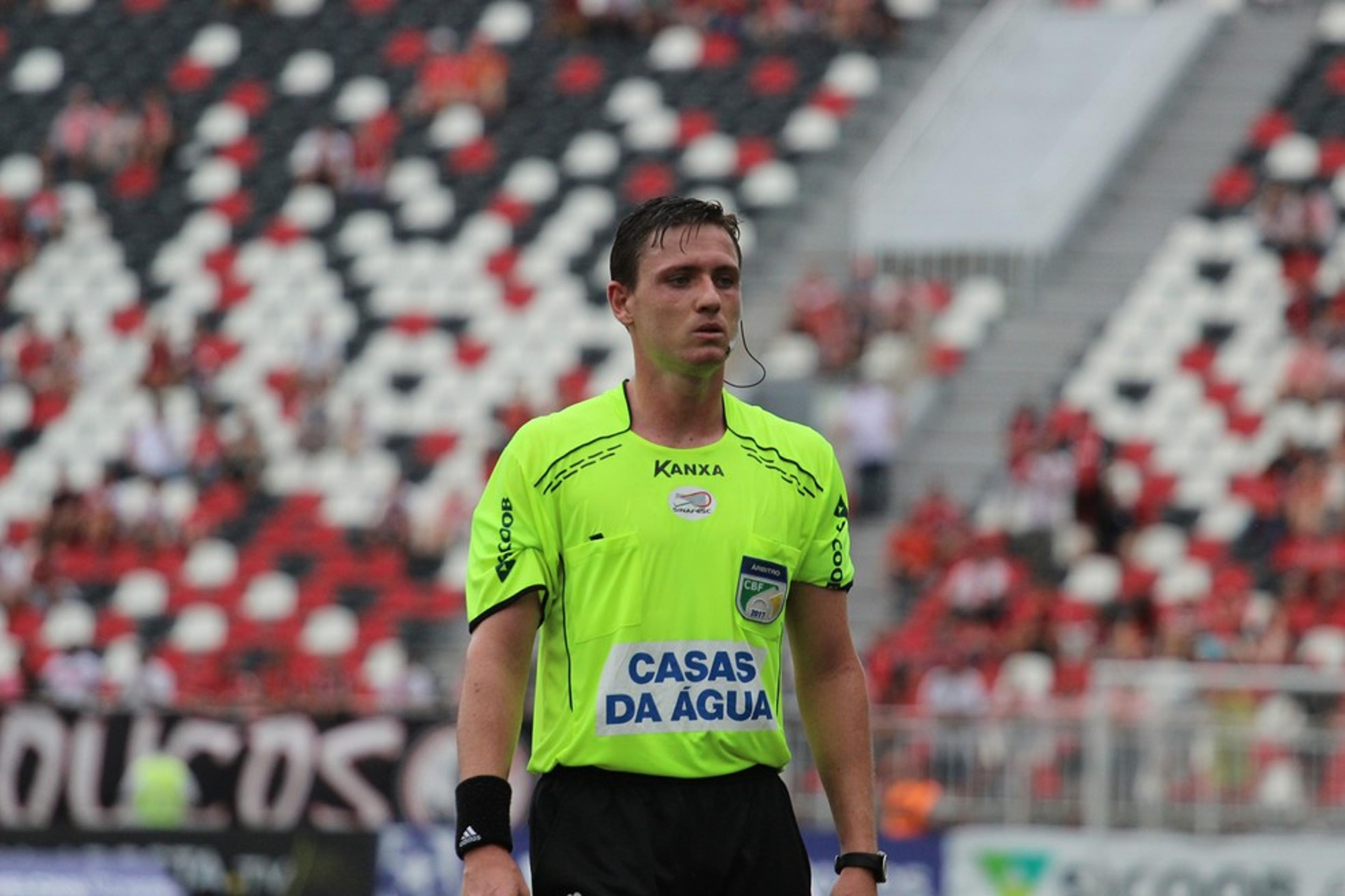 Árbitro formado em Direito volta a apitar jogo do Corinthians após um mês