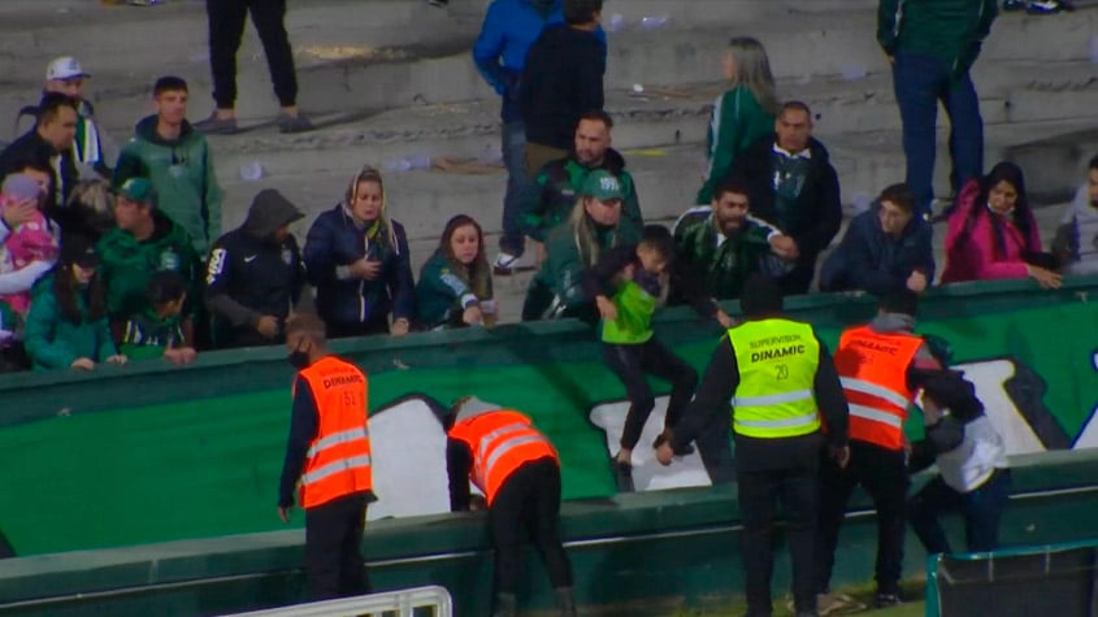 Confusão na torcida: Coritiba x Palmeiras é paralisado após efeitos de gás de pimenta em campo