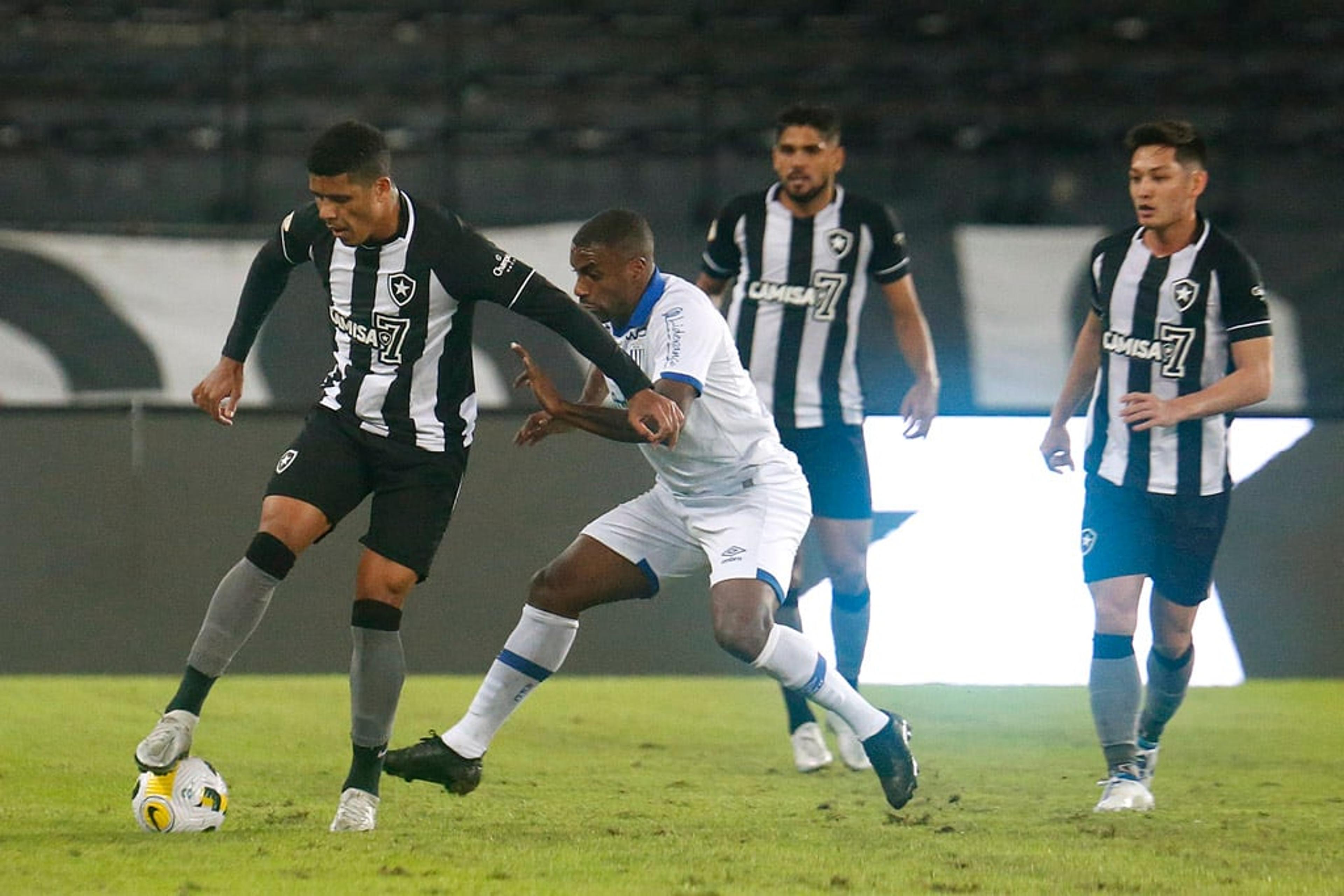 Botafogo perde para o Avaí em casa e entra no Z4 do Brasileirão