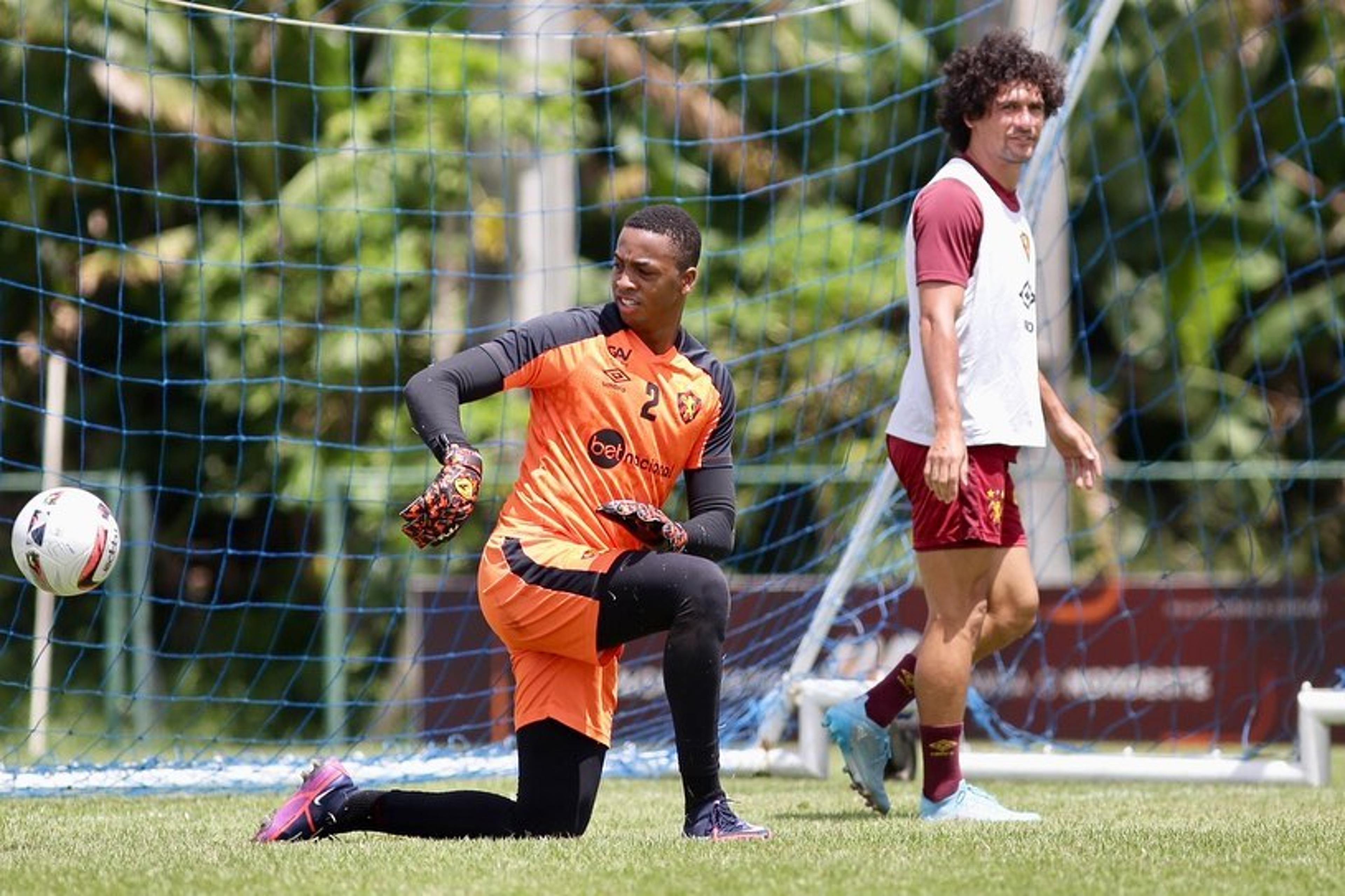 Goleiro Carlos Eduardo sonha com sucessão de vitórias do Sport na Série B do Brasileirão