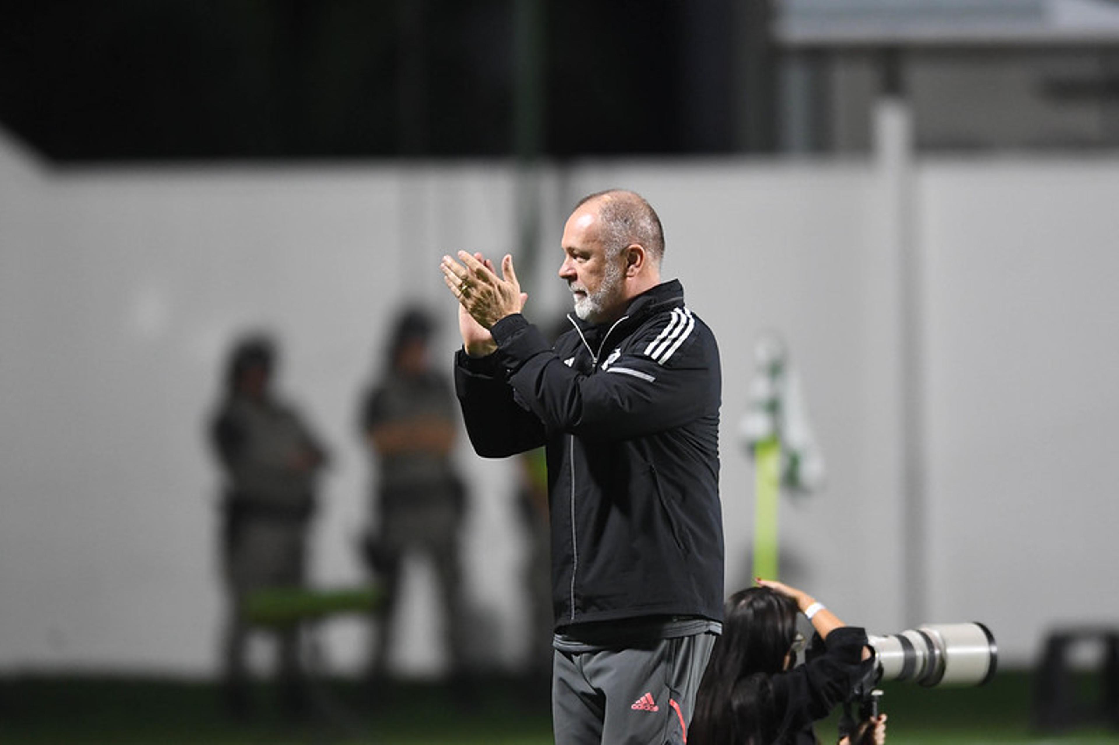 Mano Menezes volta ao banco do Internacional contra o Corinthians