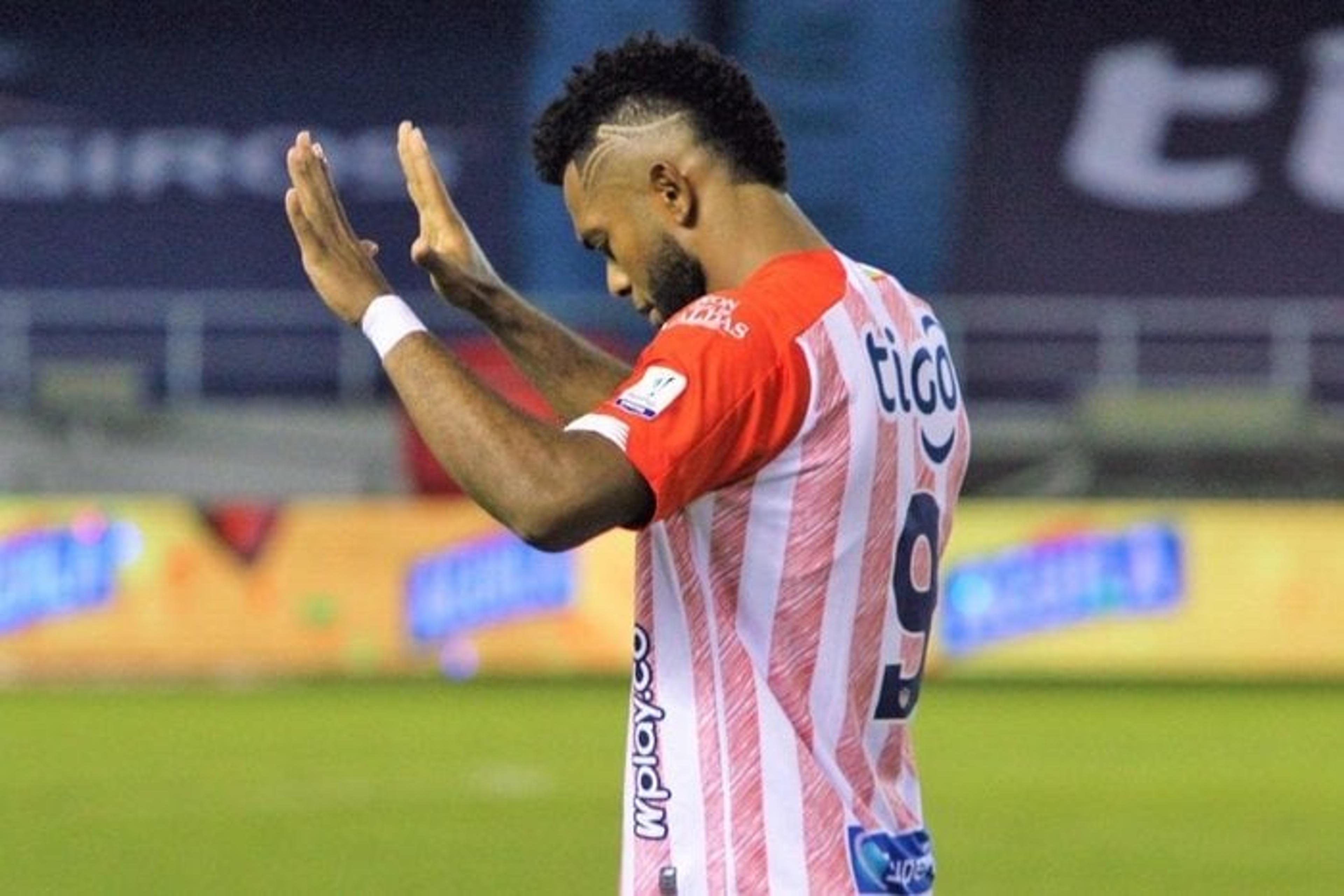 Na Colômbia, Borja perde gol incrível em eliminação do Junior Barranquilla