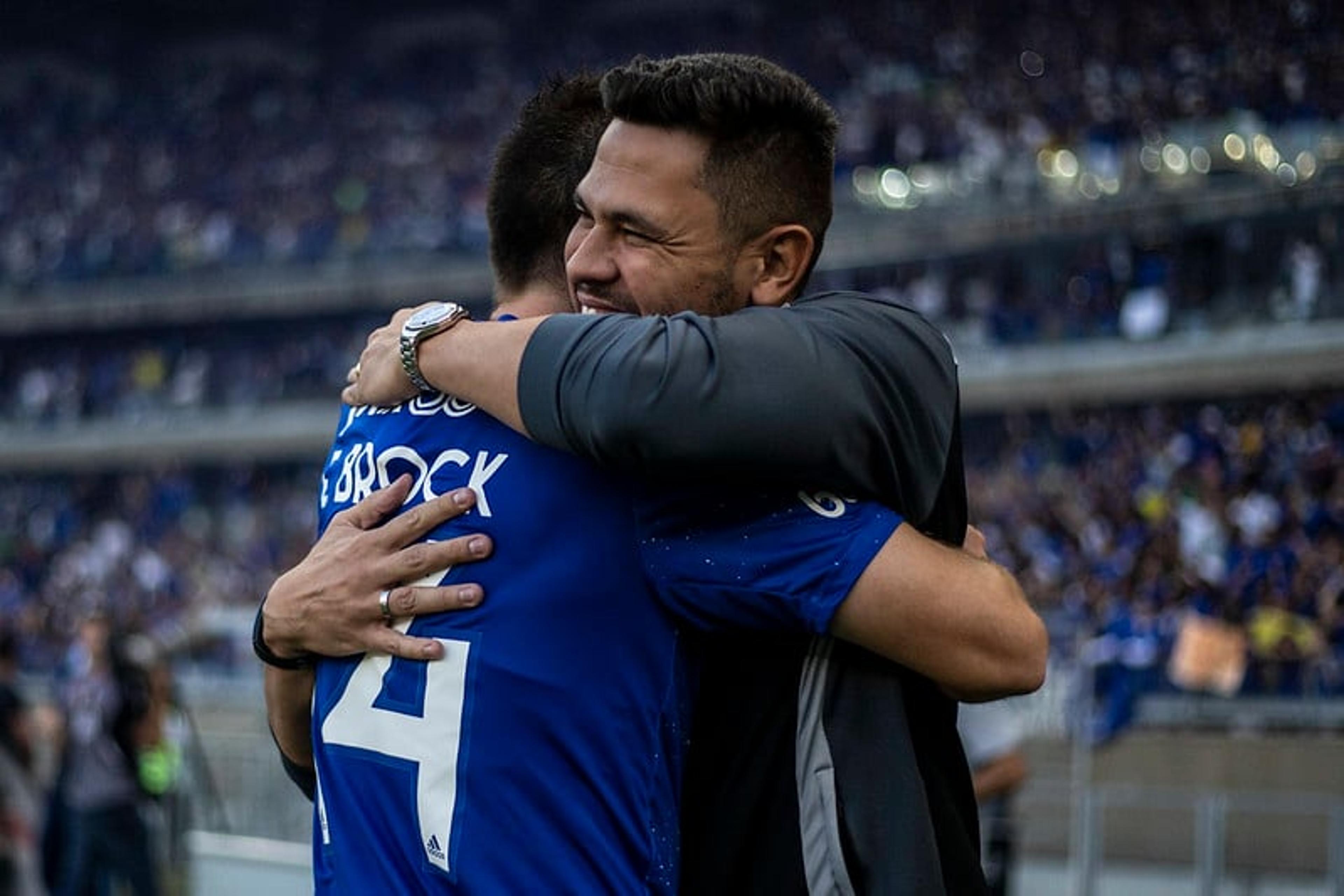 Com Mineirão lotado, Cruzeiro vence a Ponte e segue firme na ponta da Série B do Brasileirão