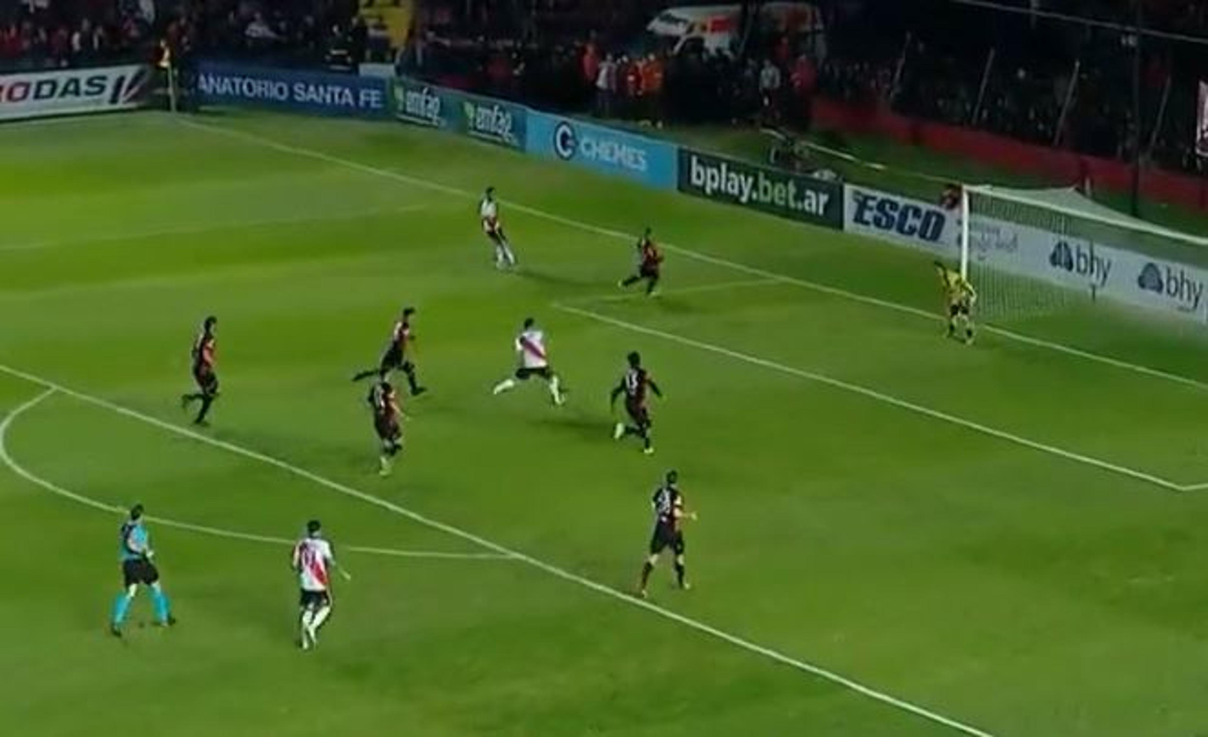 Contratado pelo City, atacante do River Plate perde gol incrível; confira