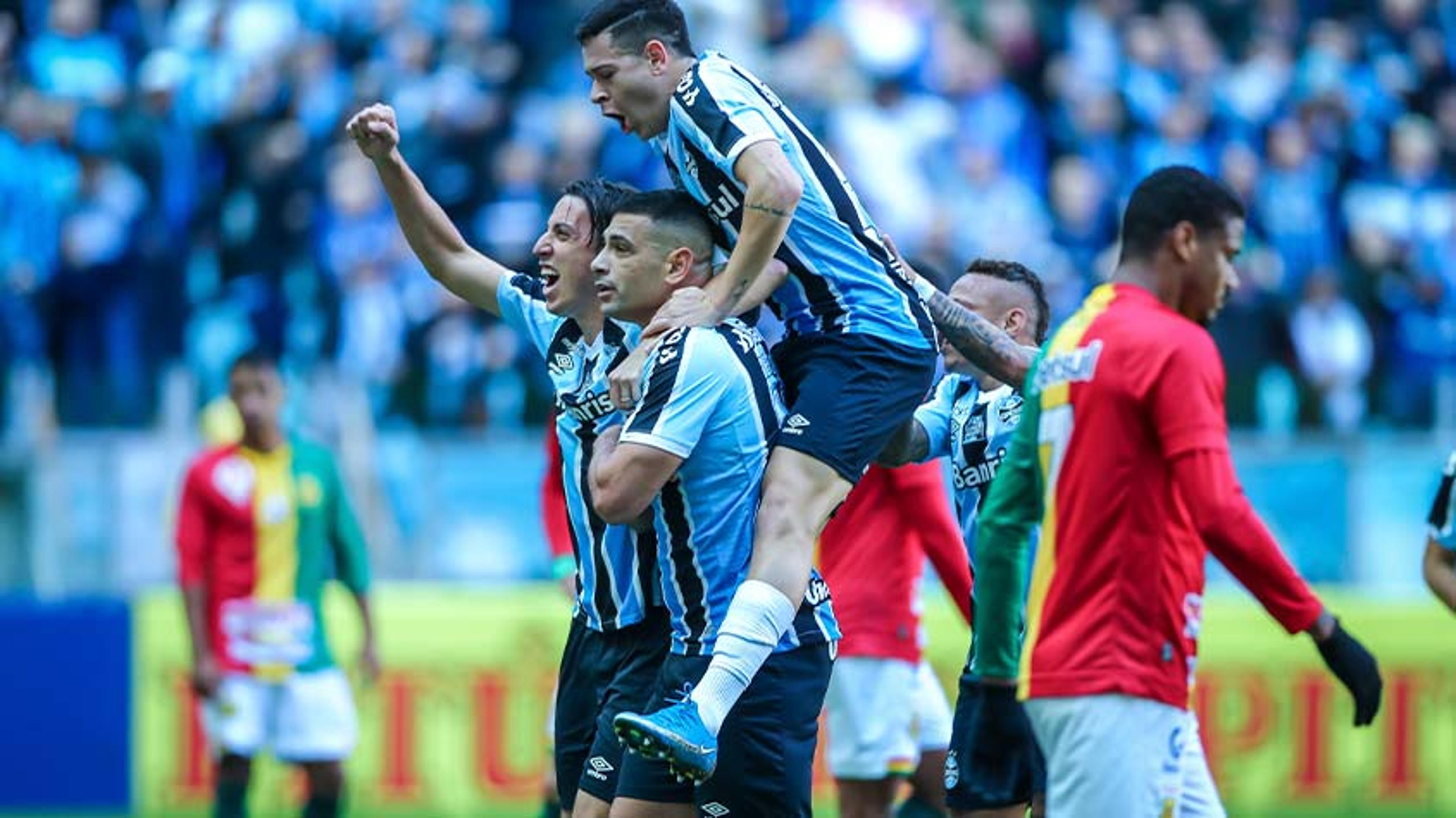 Diego Souza faz dois, Grêmio vence Sampaio na Arena e entra no G4 da Série B