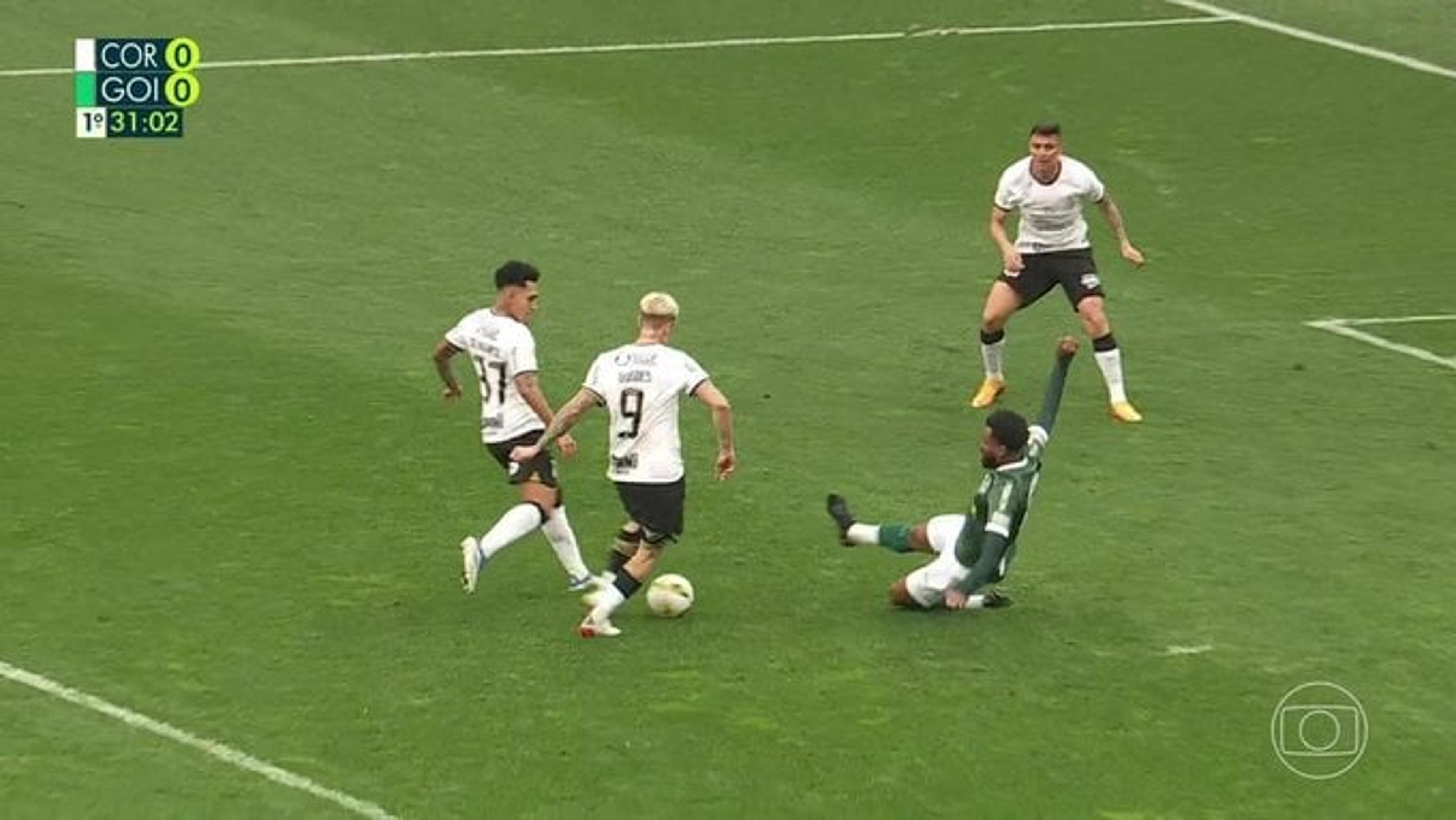 Na web, Goiás ironiza lance polêmico para o Corinthians: ‘Se isso aqui foi pênalti, eu sou um astronauta’