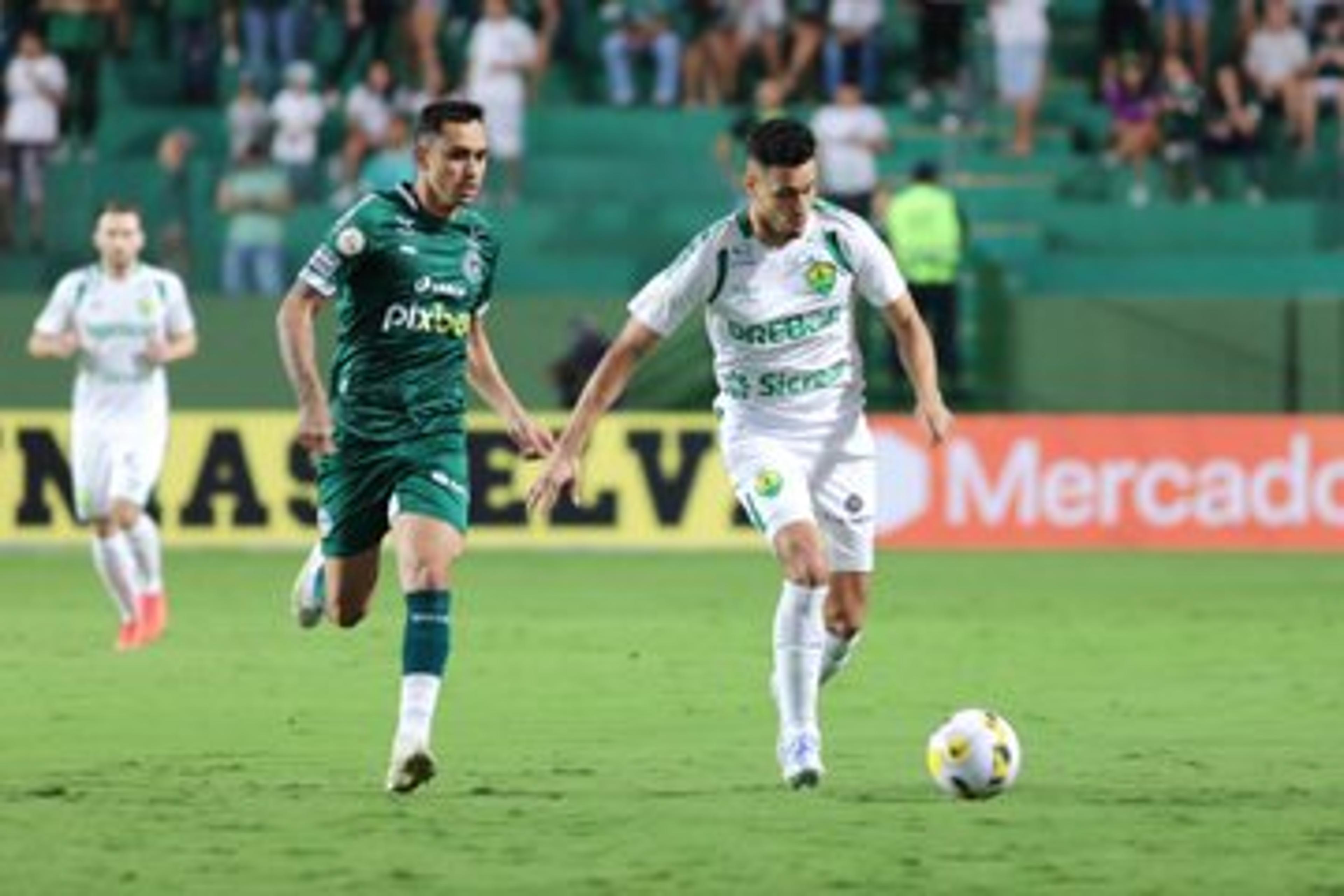 Goiás dá fim a jejum, vence Cuiabá e deixa o Z4 do Brasileirão